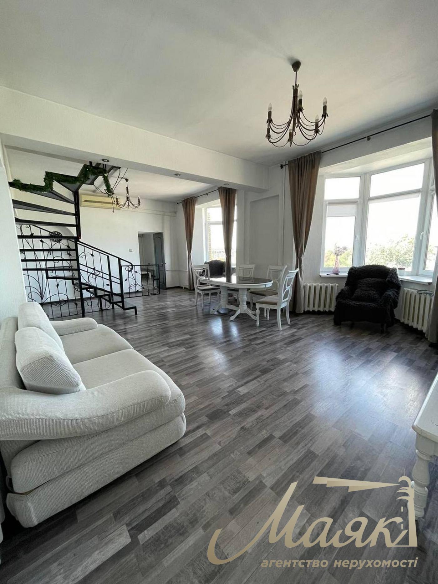 Оренда дворівневої квартири на Подолі.