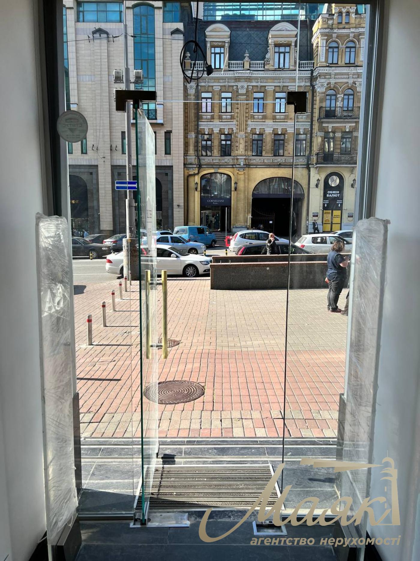 Продаж фасадного приміщення 43 м.кв. Печерський р-н, вул. Басейна