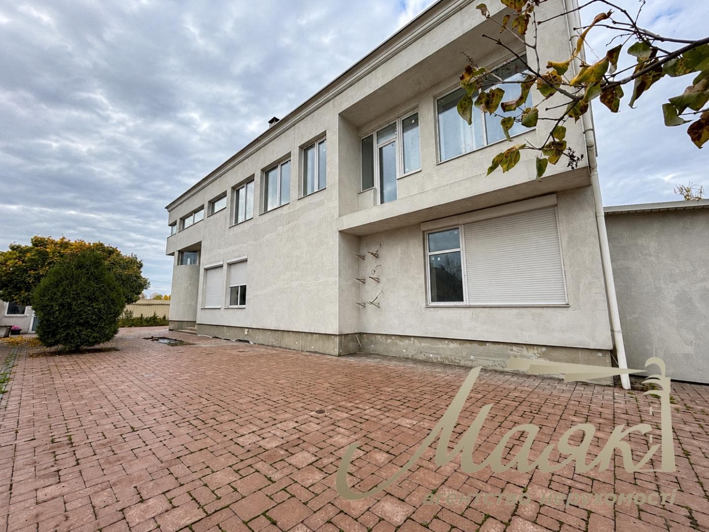 3-story house for sale, 325 m², village of Plyuty