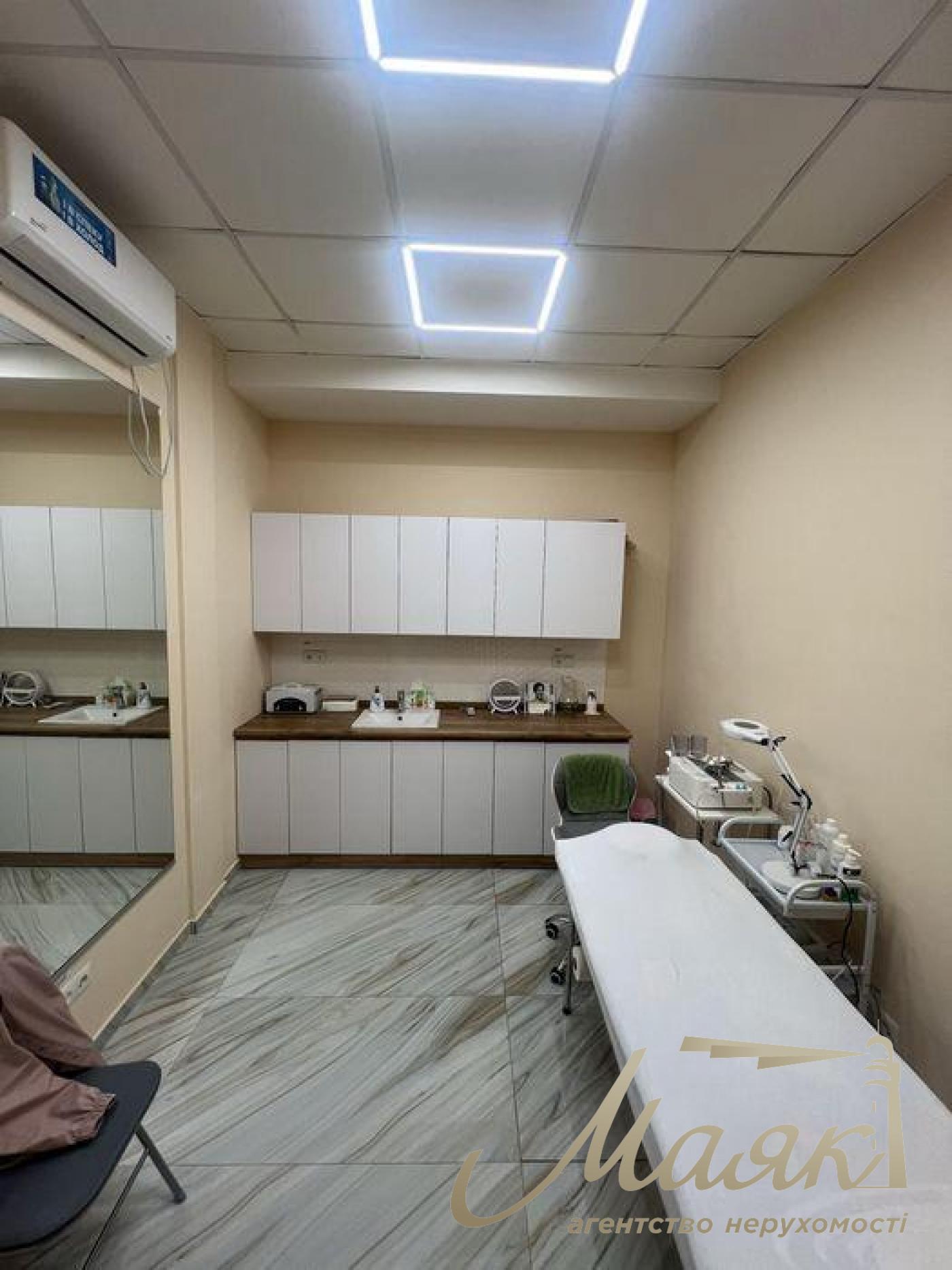 Rent 90 sq.m. front premise, Khreshchatyk, Maidan Nezalezhnosti