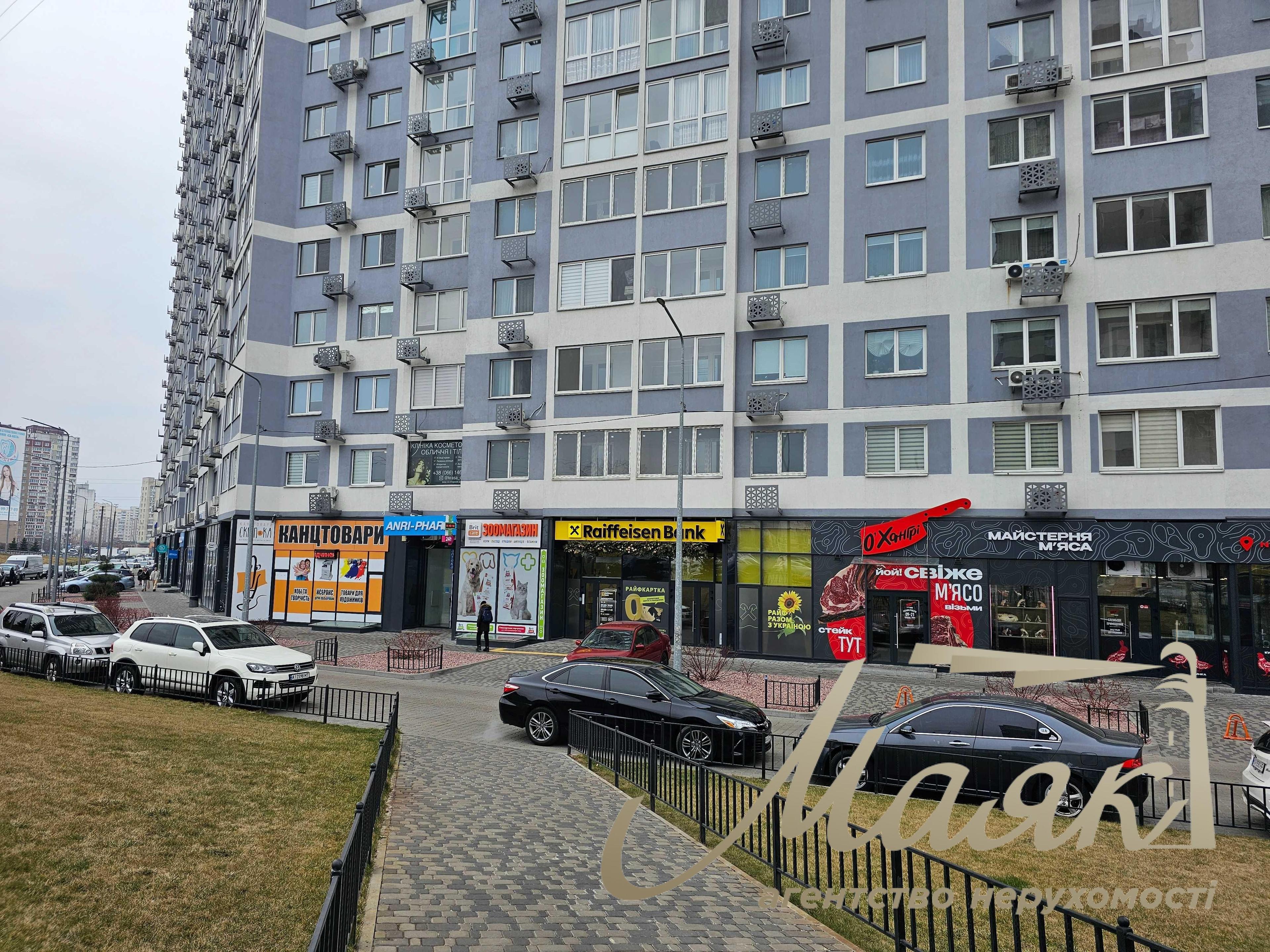 Продаж фасадного приміщення ЖК Лебединий Ревуцького 40В.