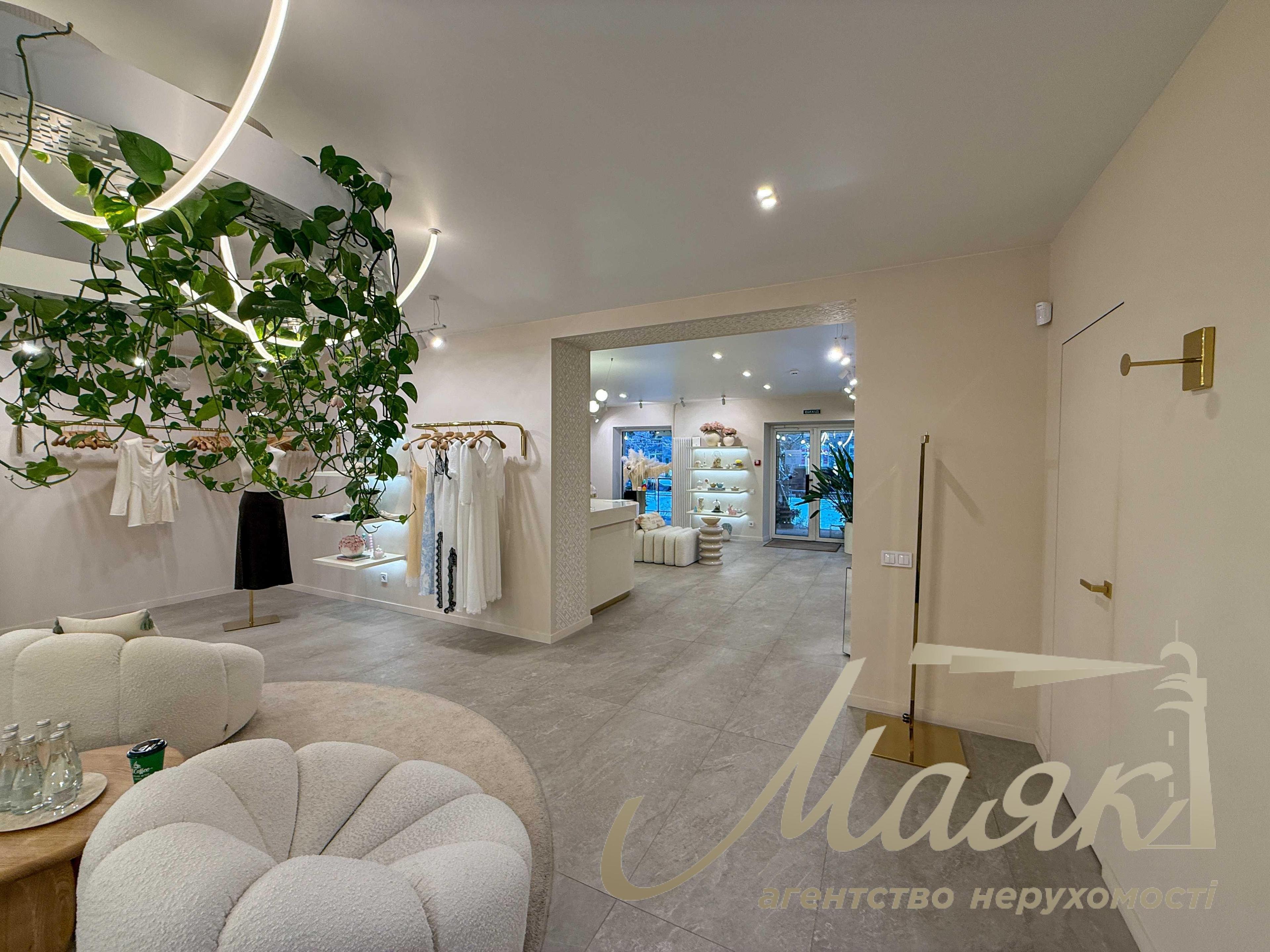 Оренда фасадного комерційного приміщення 86,6 м², район Французького кварталу