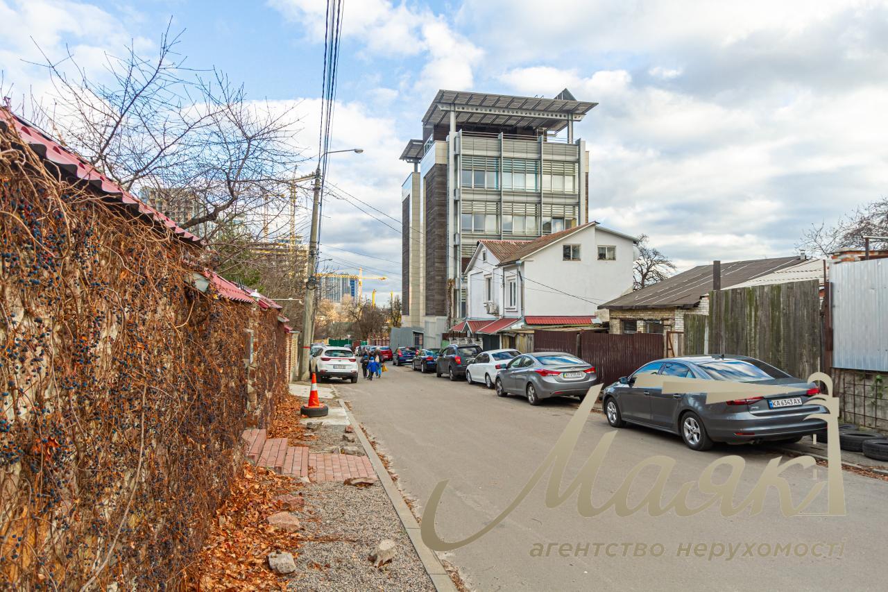 Sale of office building in a picturesque area! Verkhnegorskaya street. Center. Kyiv