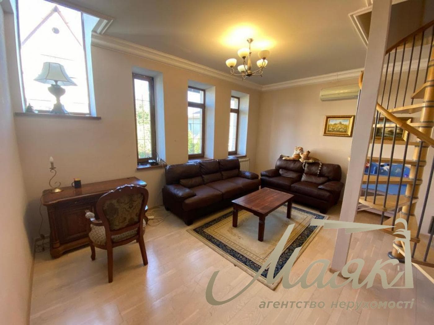 Оренда 3-поверхового будинку (250 м²) у Лесниках