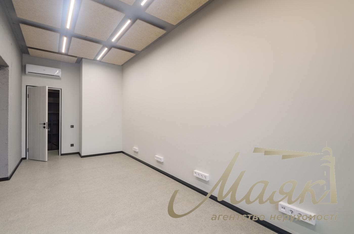 Office for rent 172m2 in Vladimirsky Residential Complex at 109 Antonovicha Street.