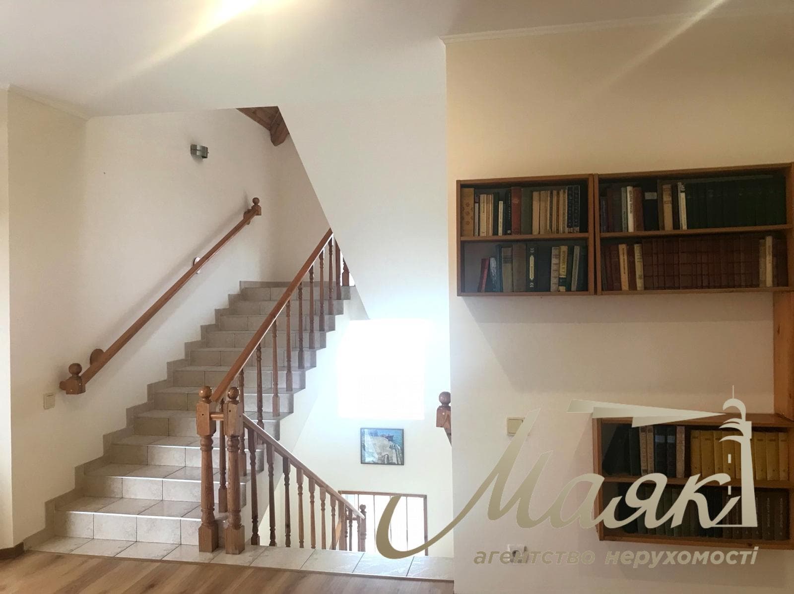 For sale luxury house on the bank of the Dnieper in the elite cooperative "Chernobylets", Obolonsky district, Kiev.