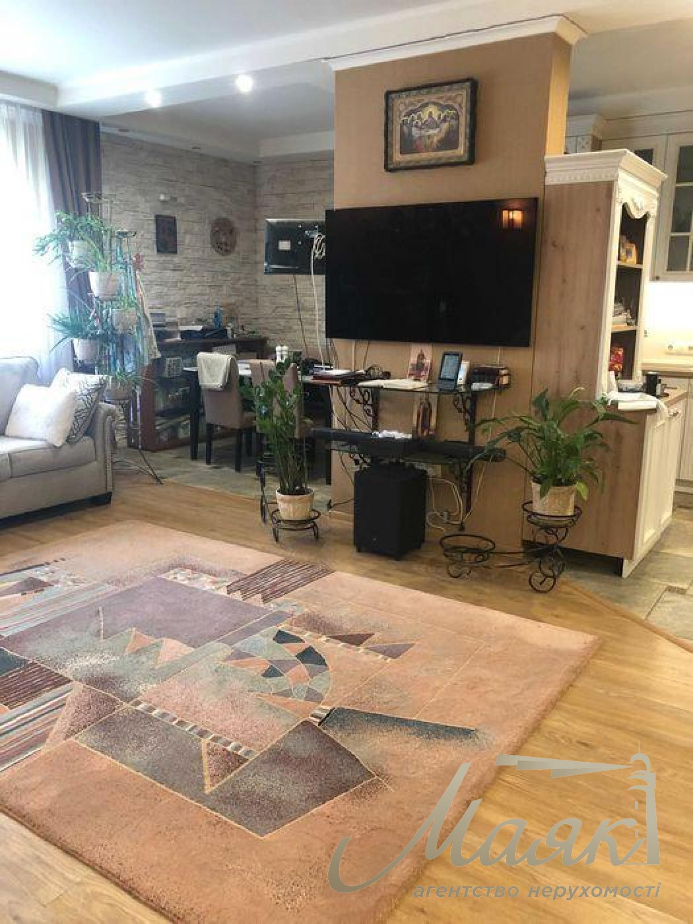 Sale of a 2-storey house 225 sq.m. Osokorki. Darnitsa. Plot 7.7 acres.