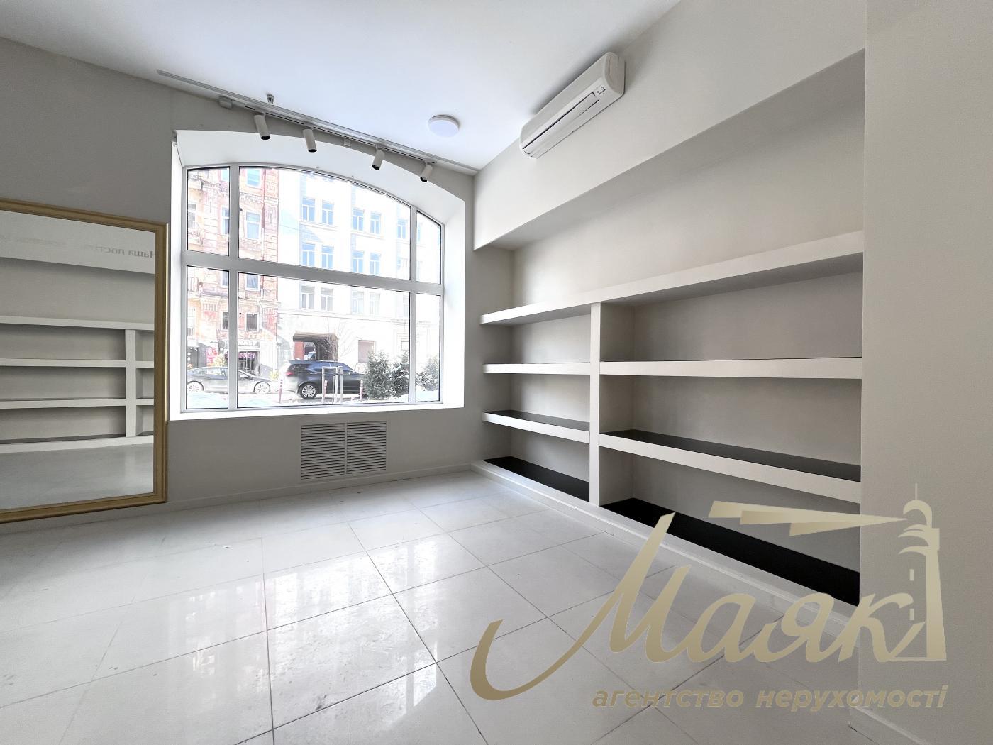 Оренда фасадного приміщення 156м2, Шота Руставелі 15.