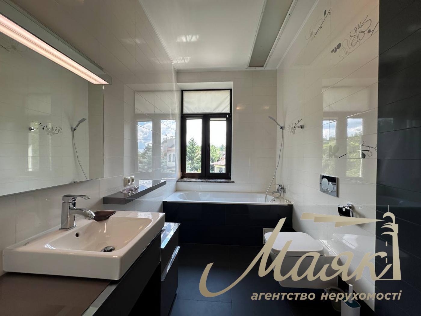 Оренда резиденції з двох будинків на 60 сотках землі в Хуторі Мриги, Голосіївський район, Київ.