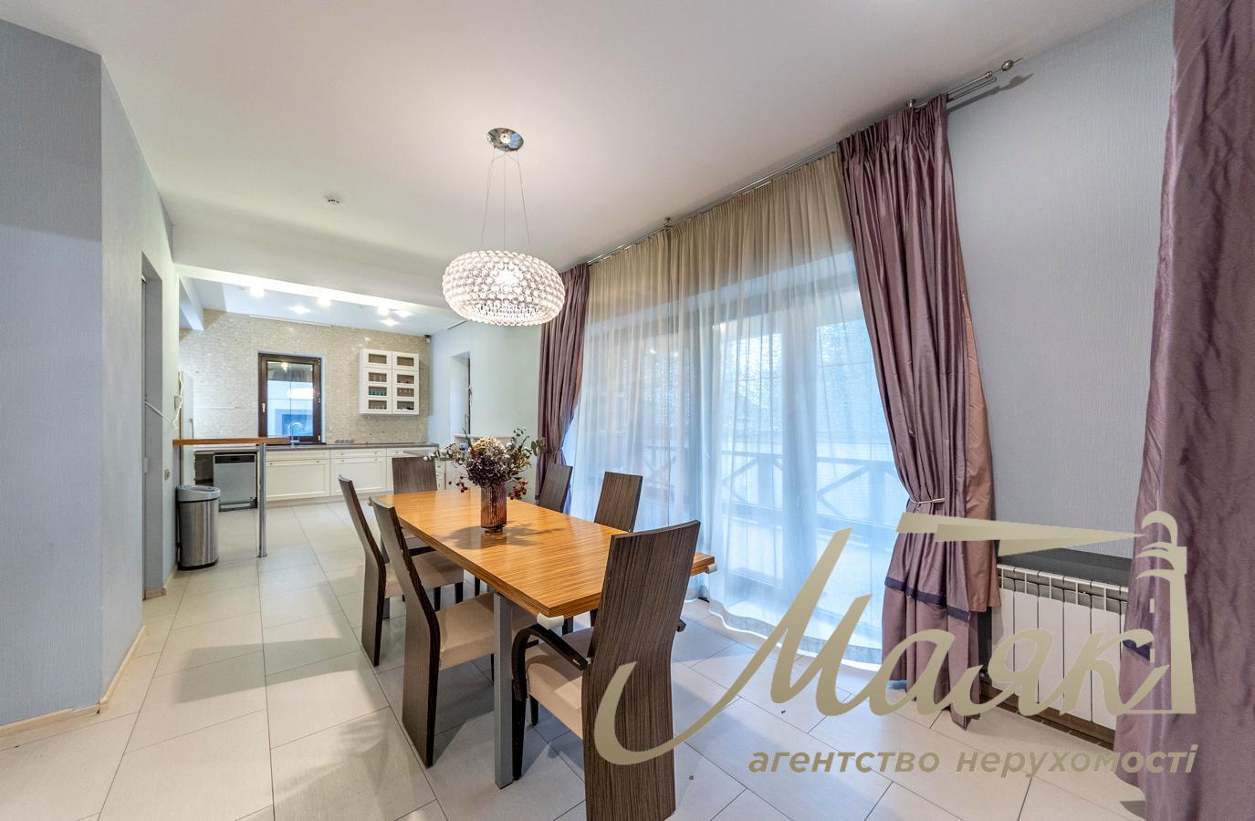 For sale house 400m2 in the village. Romankov, suburbs of Kiev, 18 acres, 8 km to Kiev, in Obukhiv district.