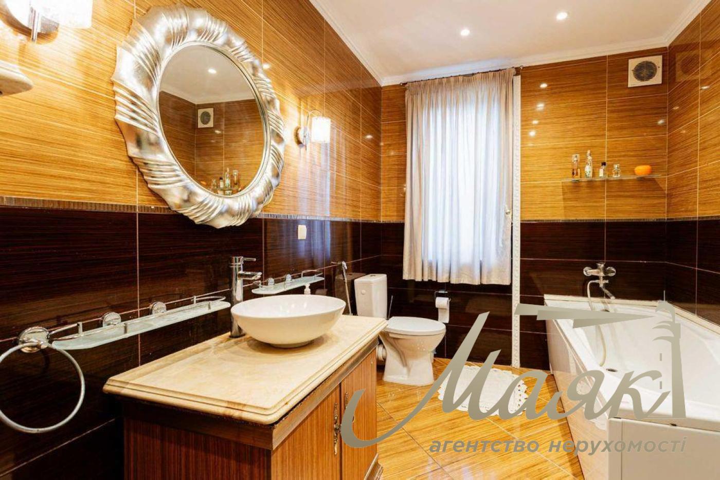 Продажа просторного дома 330м2 с бассейном, 12 соток, рядом озеро и лес в с. Романков.