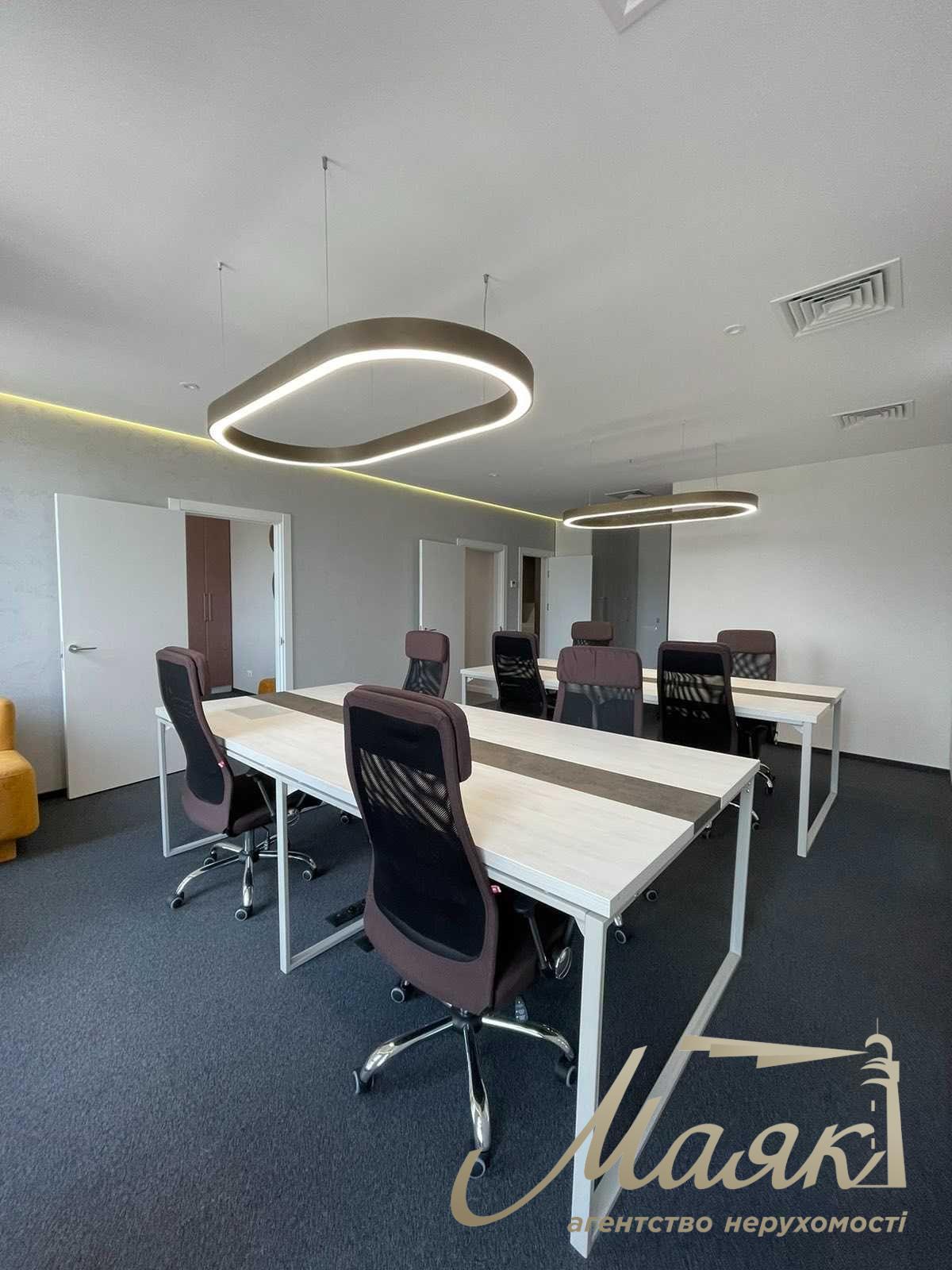 Office for rent in LCD Chicago.