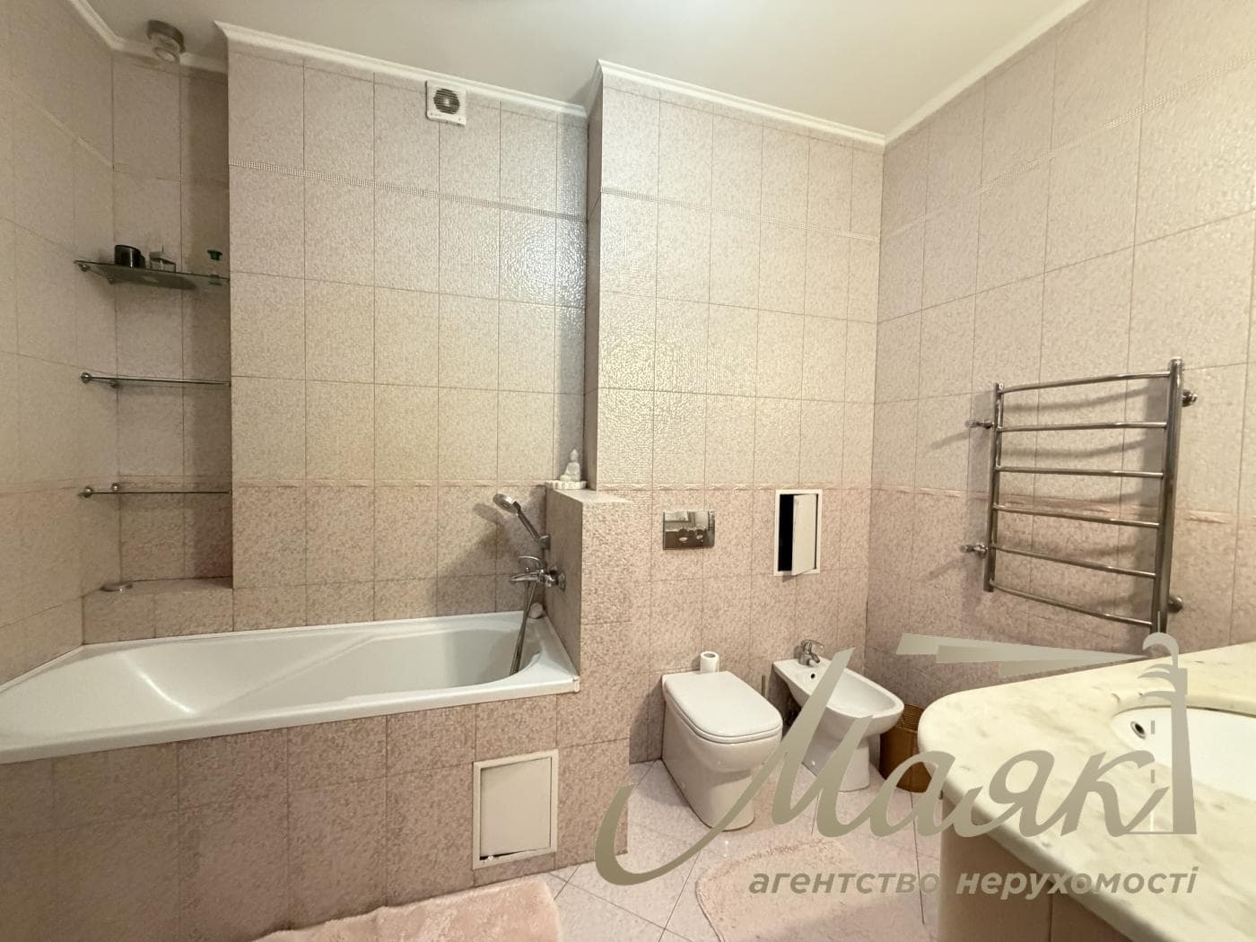 3-Bedroom Apartment for Rent in the Novopecherskie Lipki Residential Complex, Verkholyad Street (Dragomirova)
