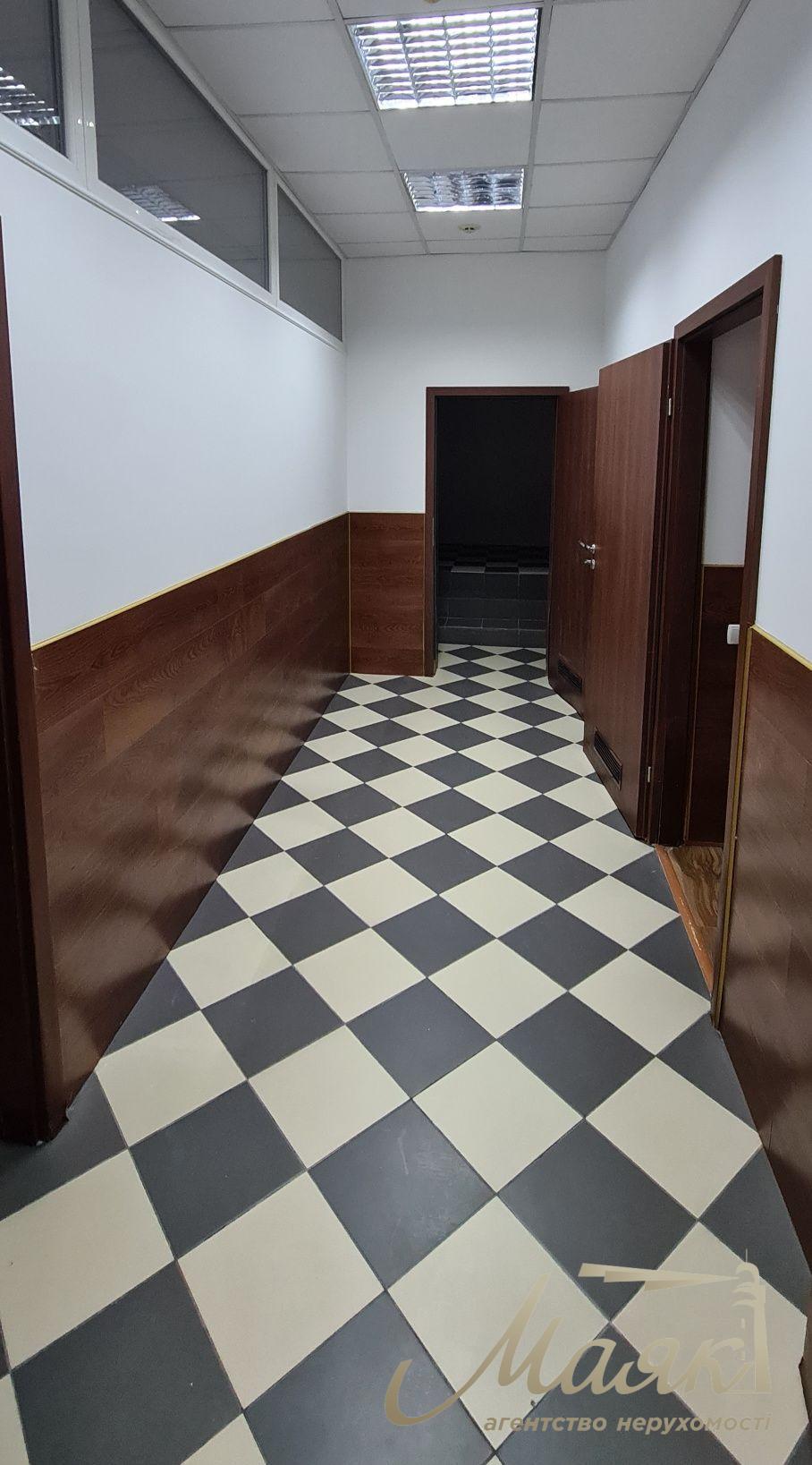 Оренда фасадного приміщення 150 м2 на Подолі, Оболенська 9