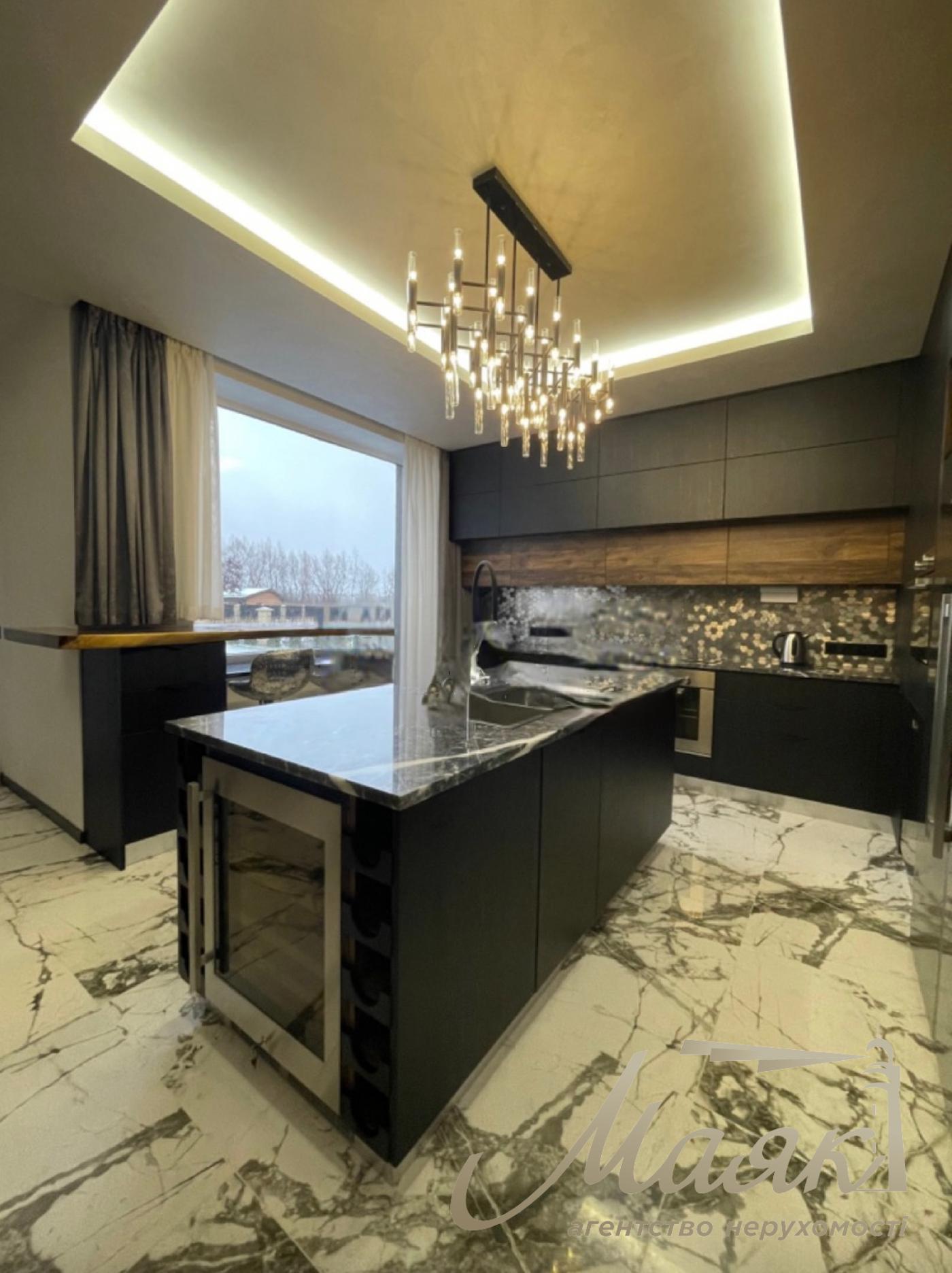 Продажа дома 400м2 в с.Плюты