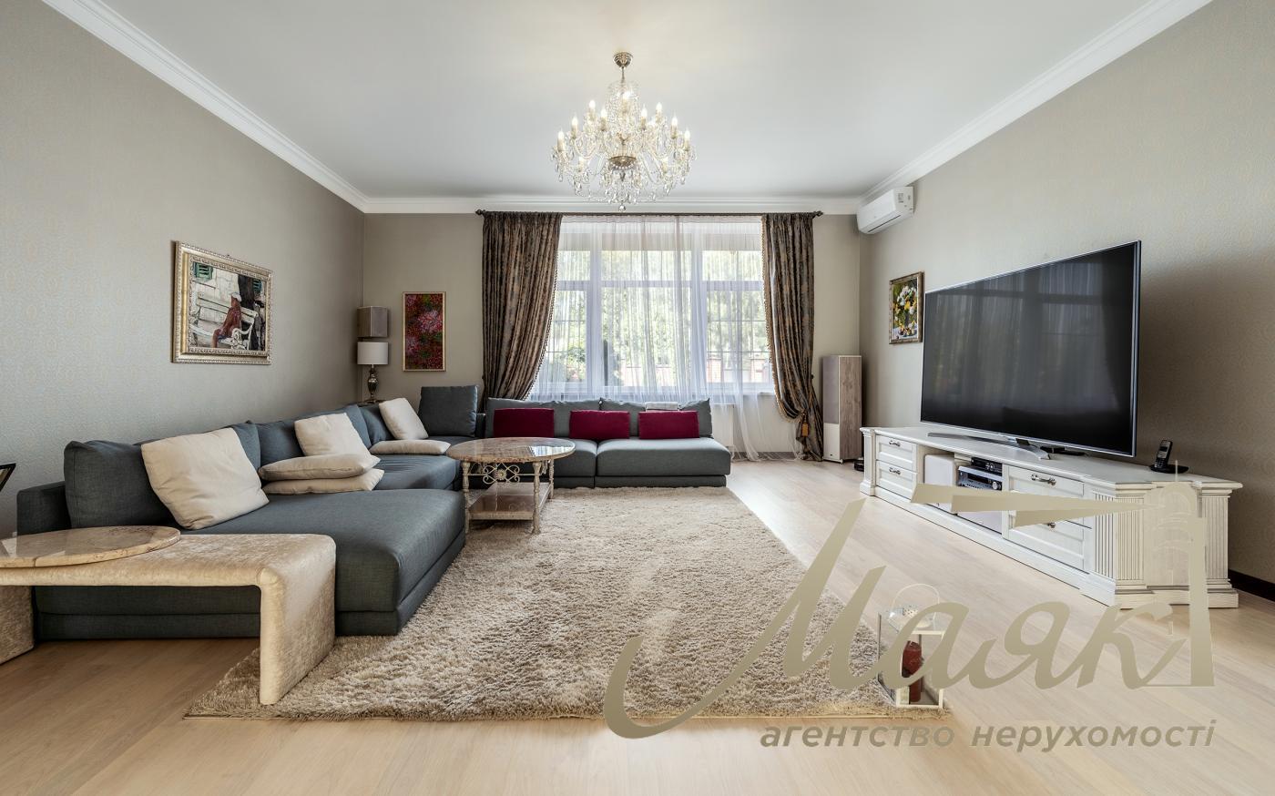 Rent of 3-storey house (840m2) s.Kozin