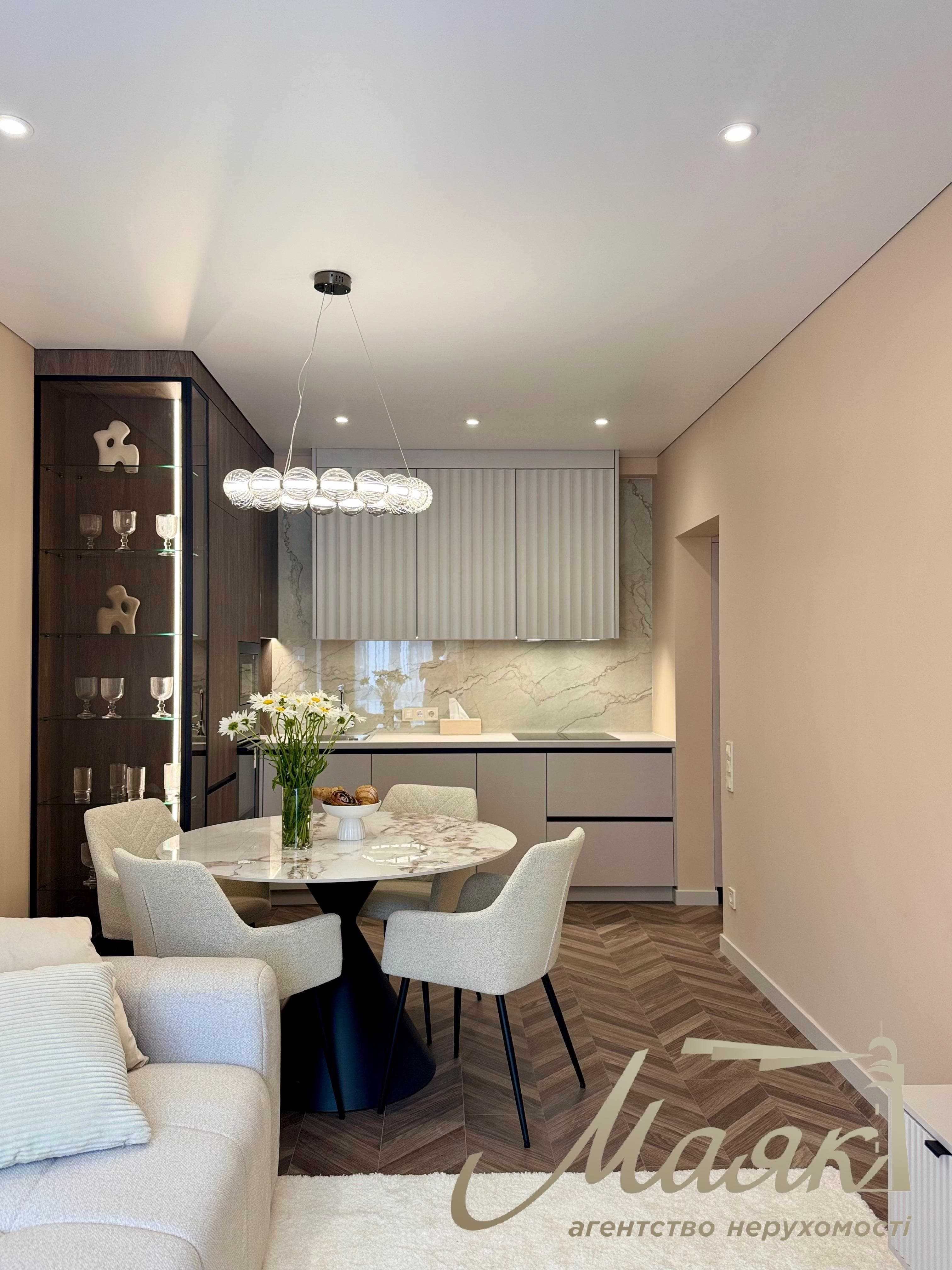 Modern 3-room apartment with designer renovations for sale in the “New England” residential complex, Holosiivskyi District