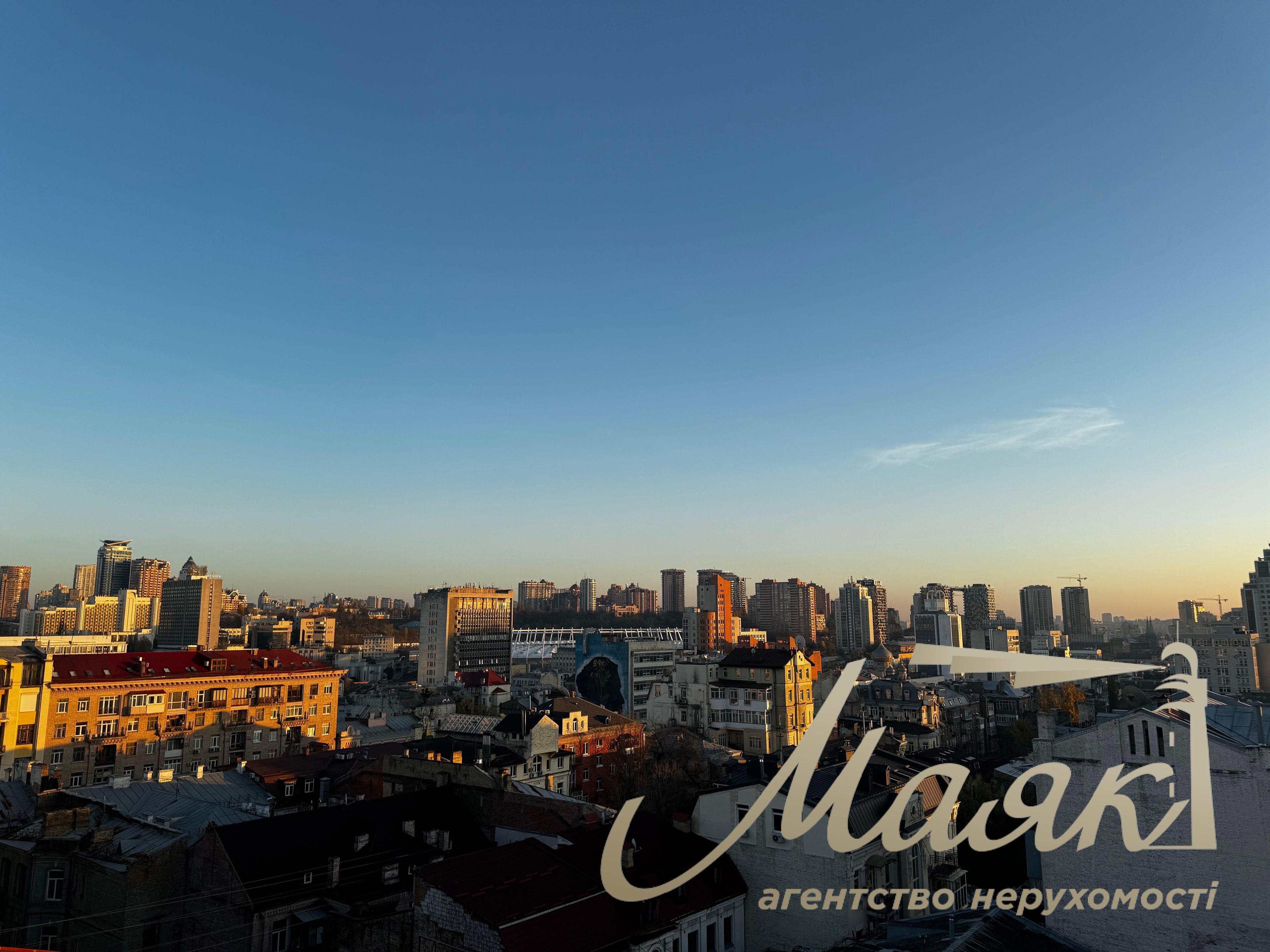 For sale penthouse with a terrace and a panorama of the center of Kiev, address: Antonovycha street 3A, area: 184 m² Pecherskiy district.