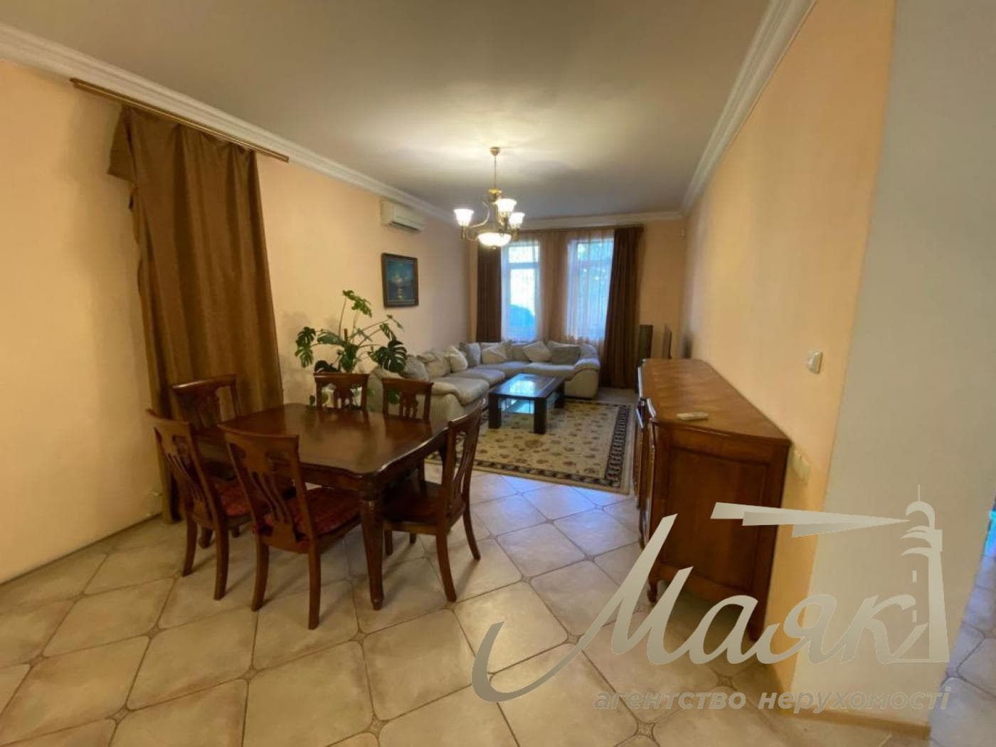 Оренда 3-поверхового будинку (250 м²) у Лесниках