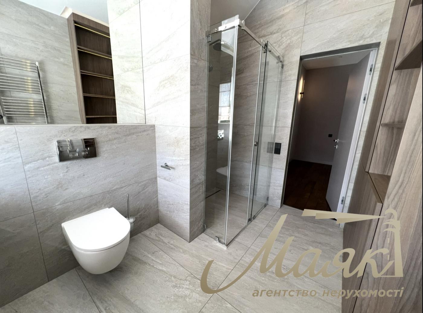 House for sale with designer renovation 356m2 in Ivankovichi