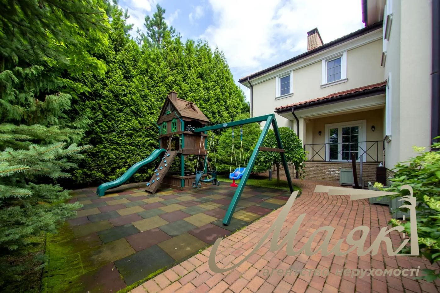 Оренда 3-поверхового будинку площею 570 м², Плюти