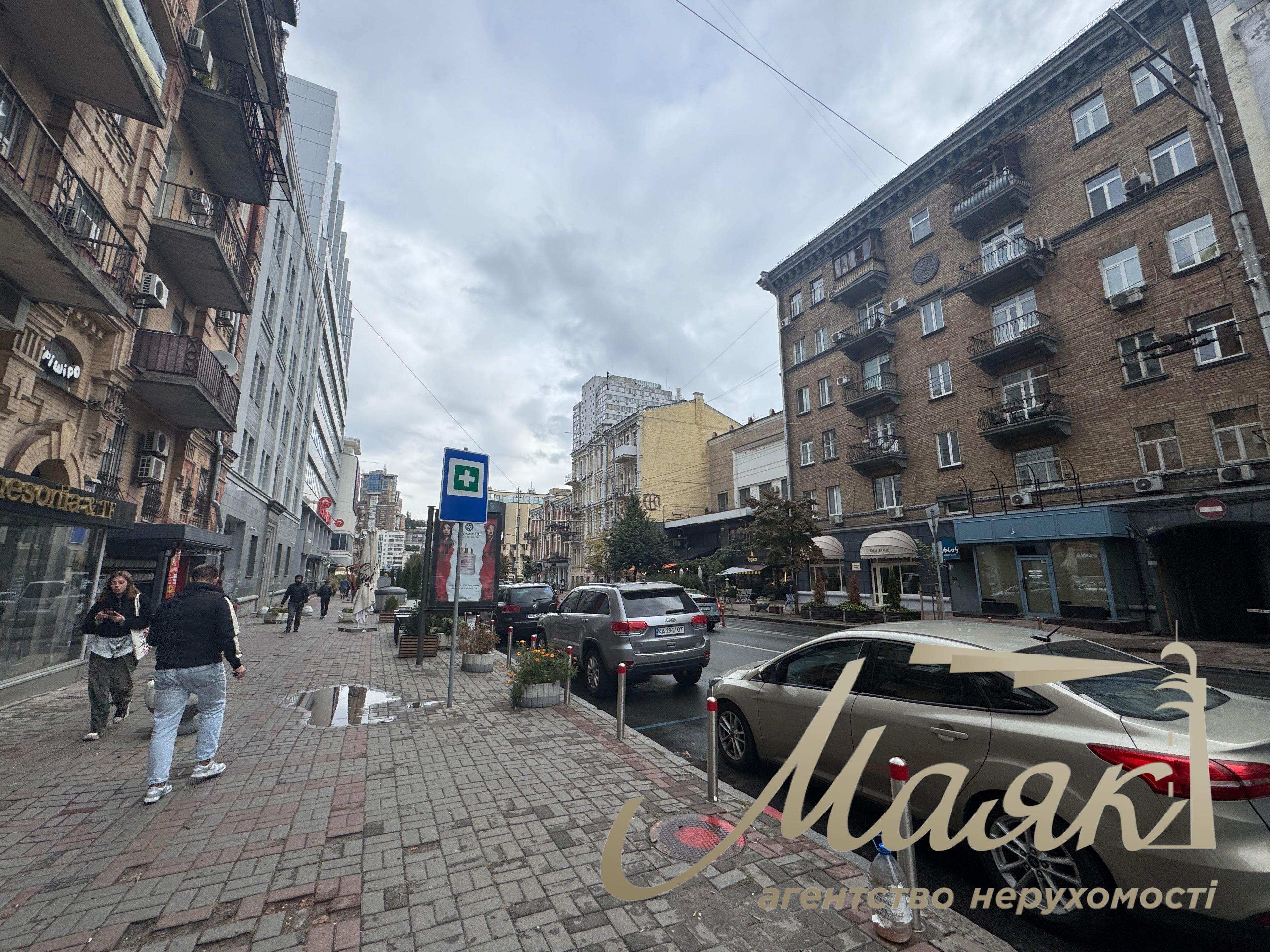 Sale of facade 100m2 Shota Rustaveli center