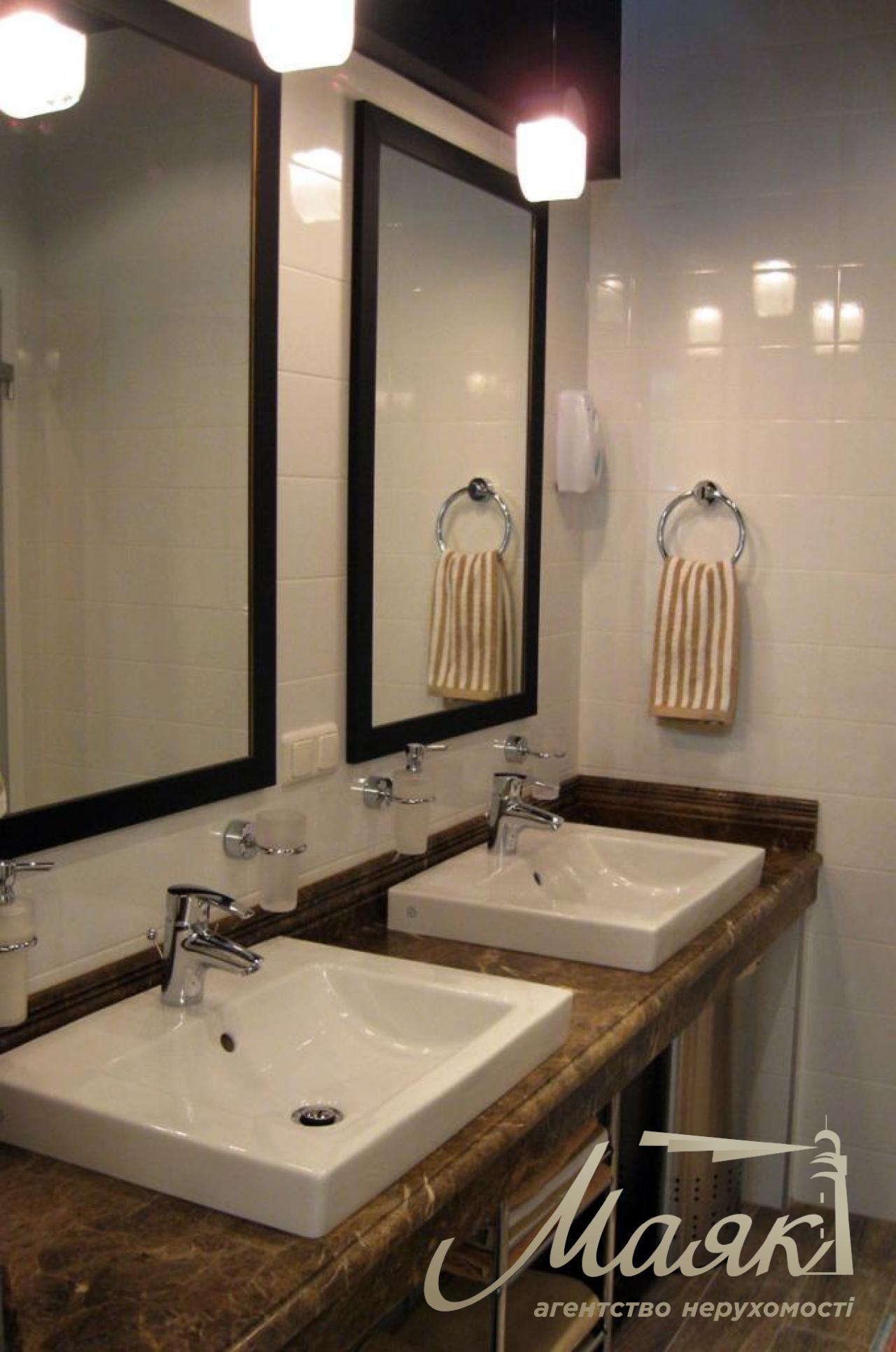 For sale is a respectable office of 178 sq.m. near Mariinsky Park on Grushevskogo Street 9A!