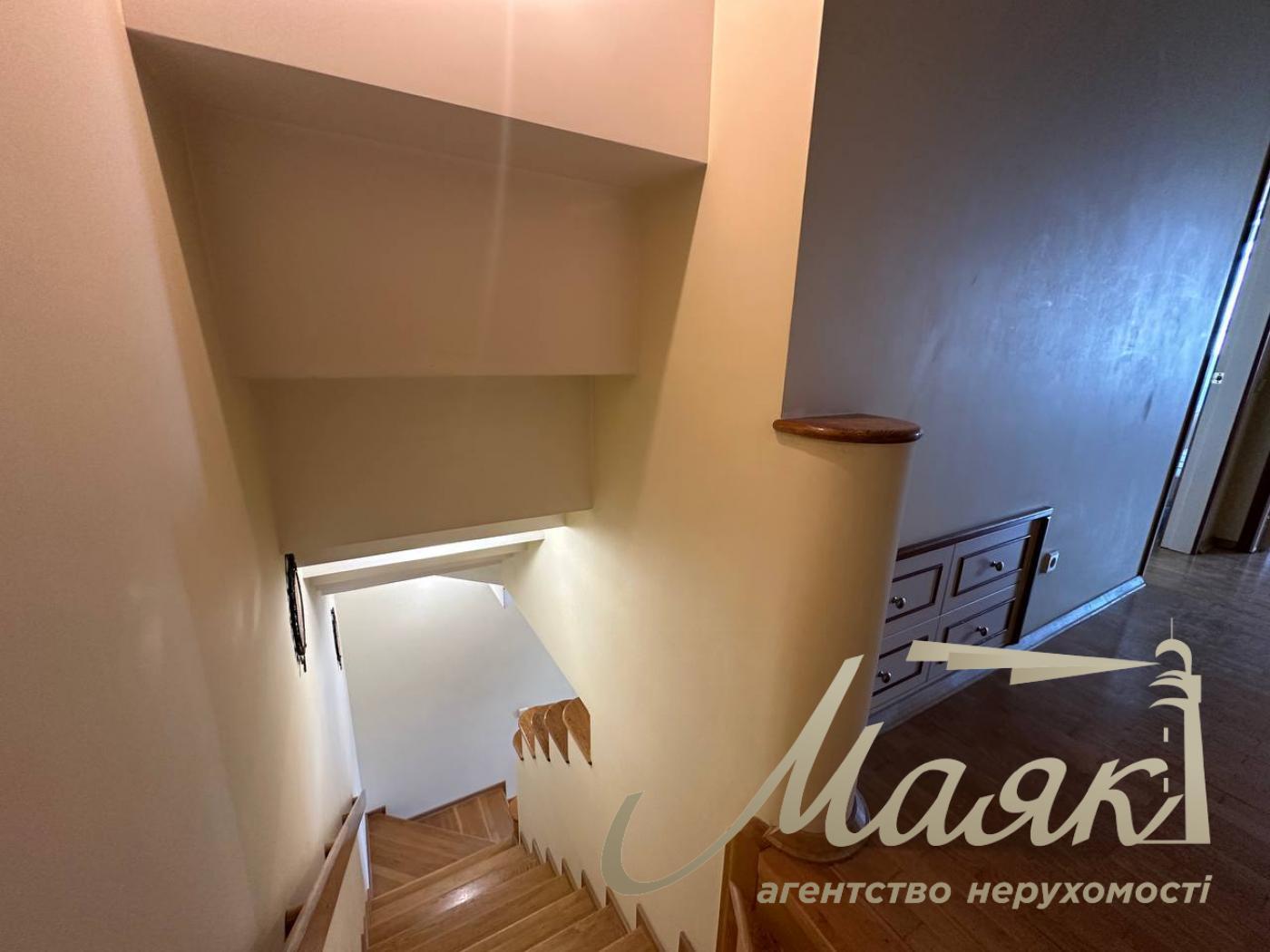 Оренда дворівневої квартири по вул.Верхогляда/Драгомирова 4, Печерський район.