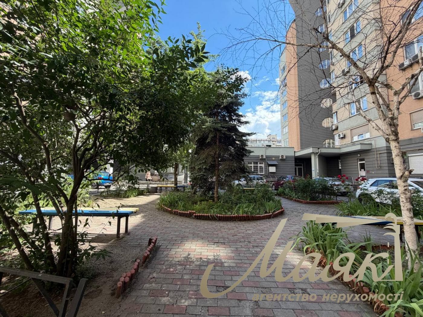 2-room apartment for rent at 4 Raisa Okipnaya Street, Levoberezhnaya.