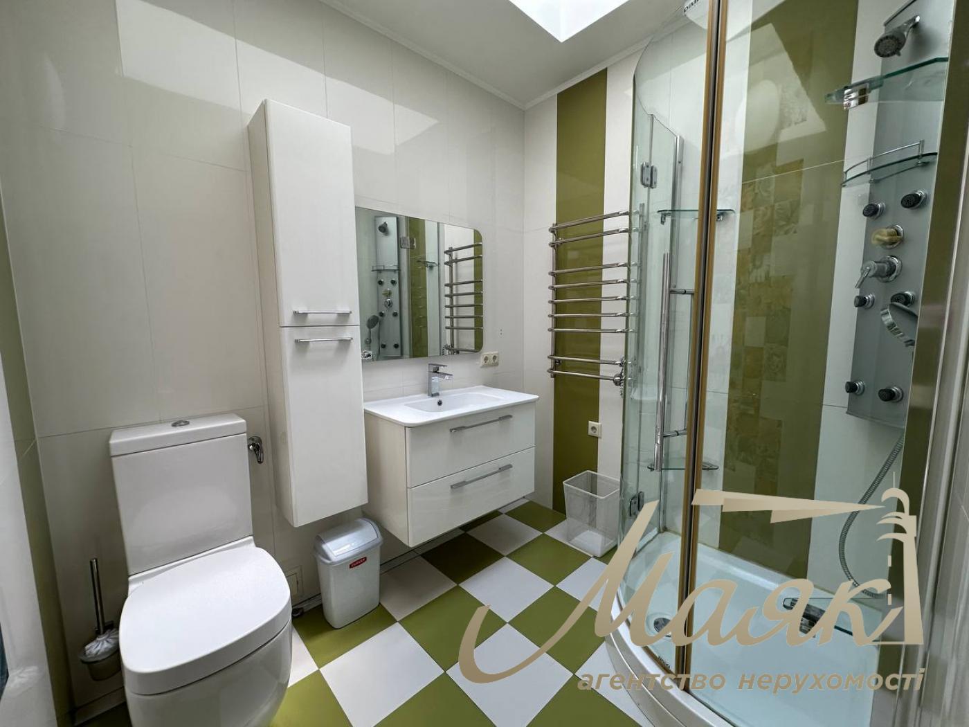 Оренда резиденції з двох будинків на 60 сотках землі в Хуторі Мриги, Голосіївський район, Київ.