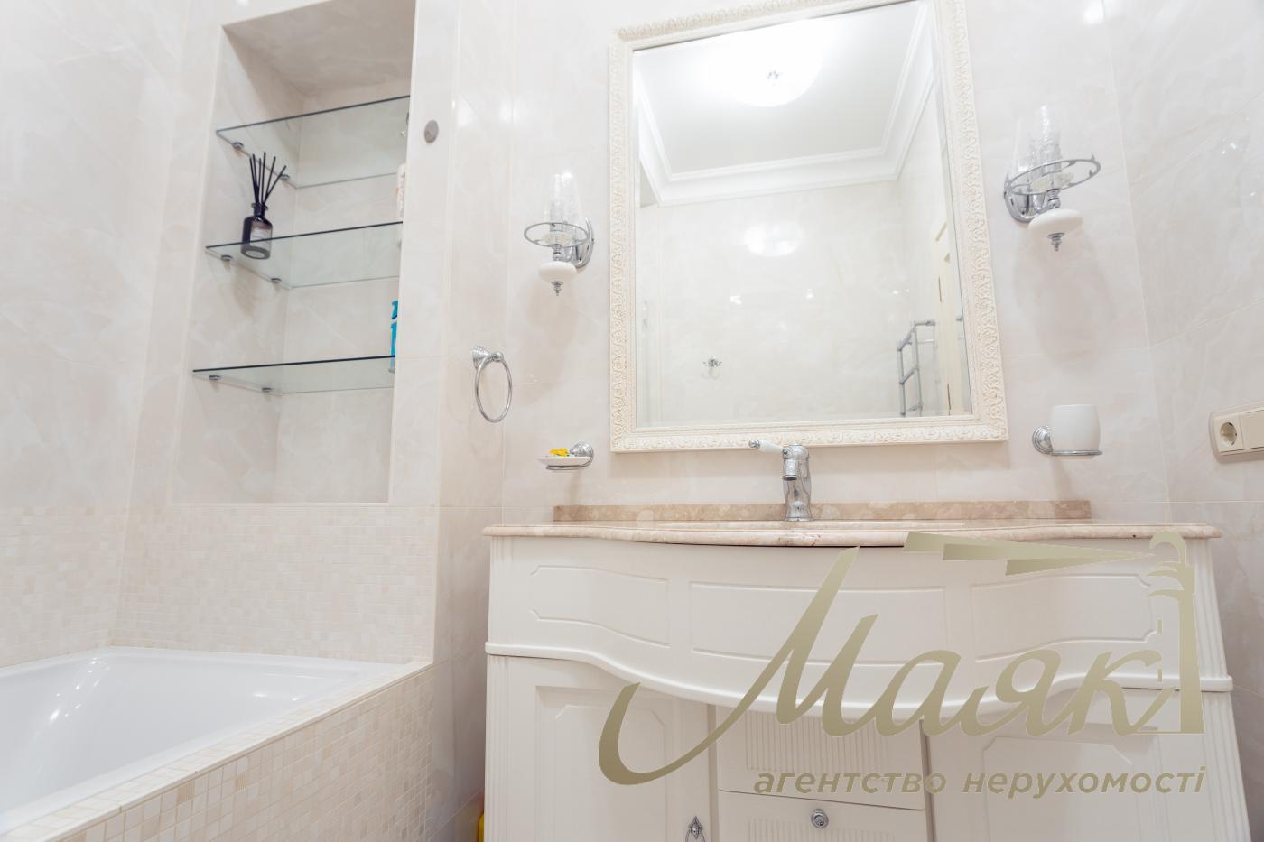 Sale 4k apartment with parking place in LCD Zverinetskyi, Pechersk, Kiev