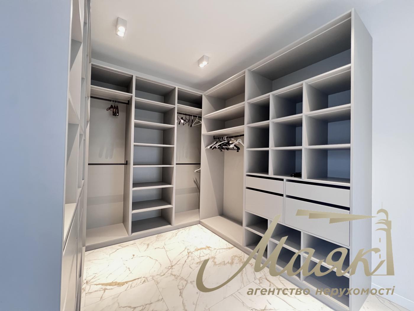 Оренда заміського будинку на Осокорках у котеджному містечку "Блакитна Лагуна"