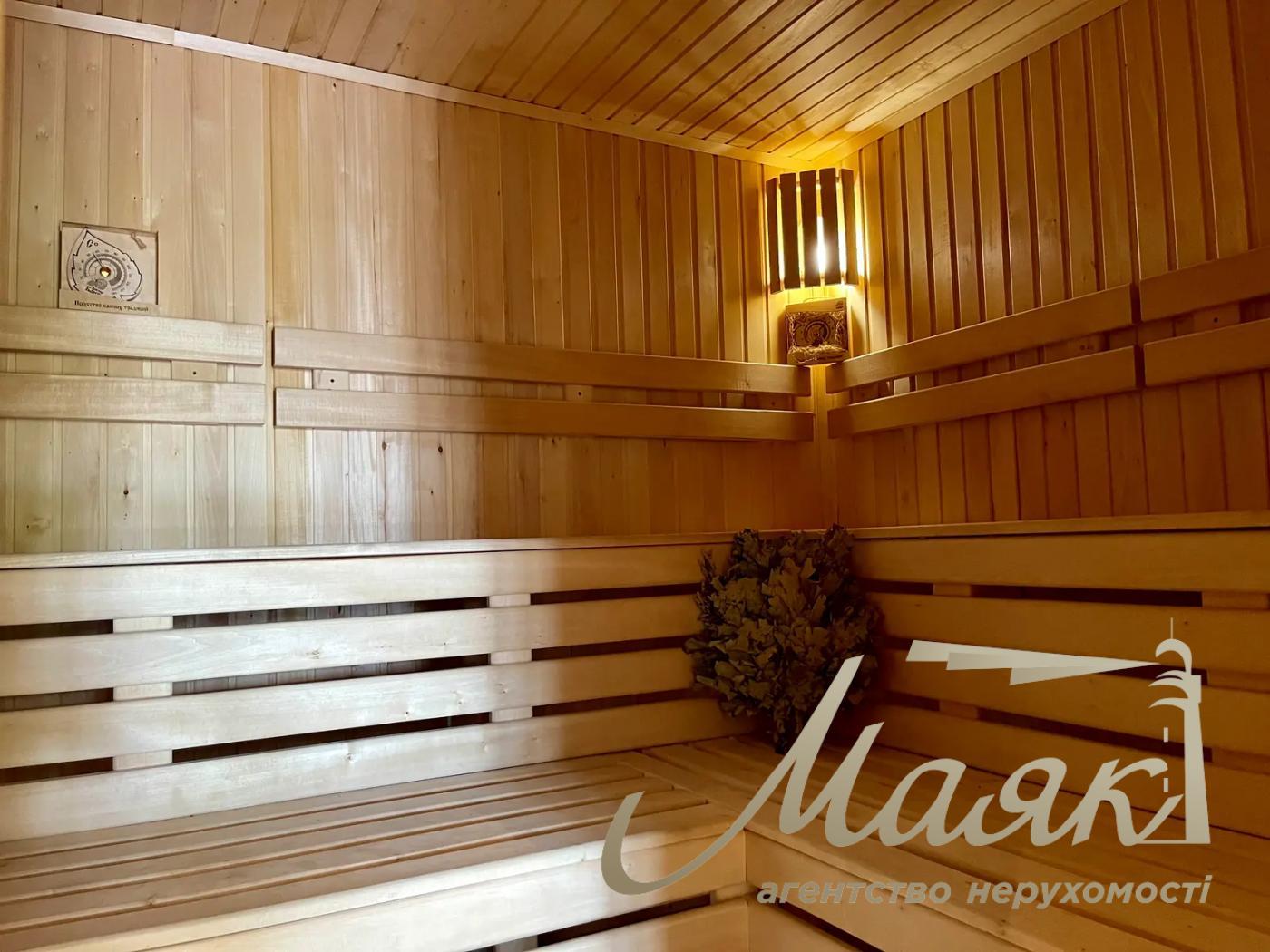 Оренда двоповерхового будинку 435 м² у с. Лісники, КМ "Зелений Гай".