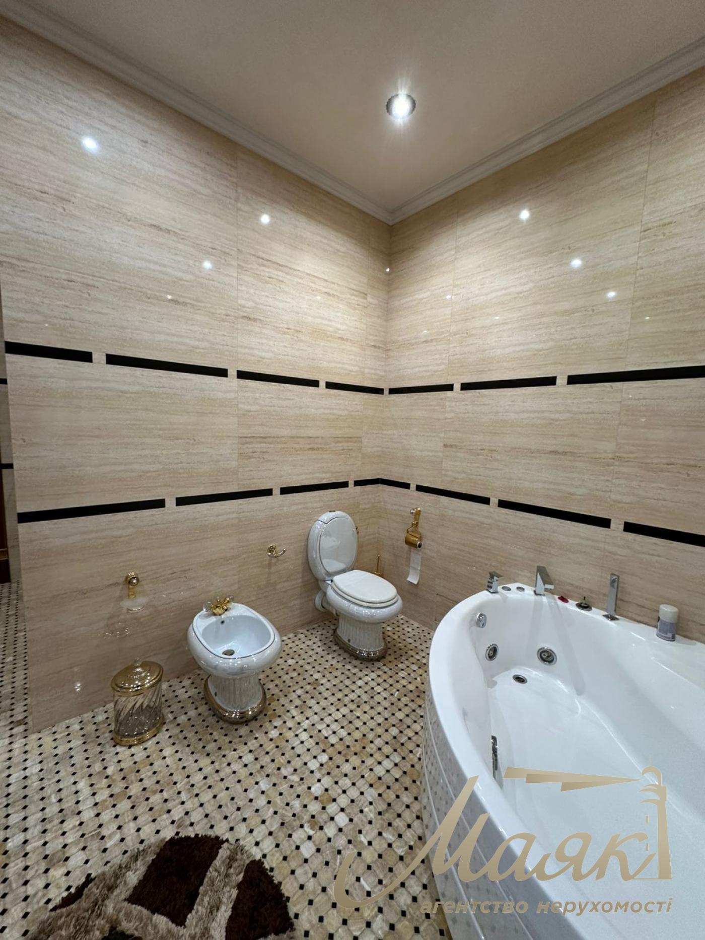 We offer for sale a luxurious house in Petropavlovska Borschagovka, Kiev, just 3 minutes from the city.