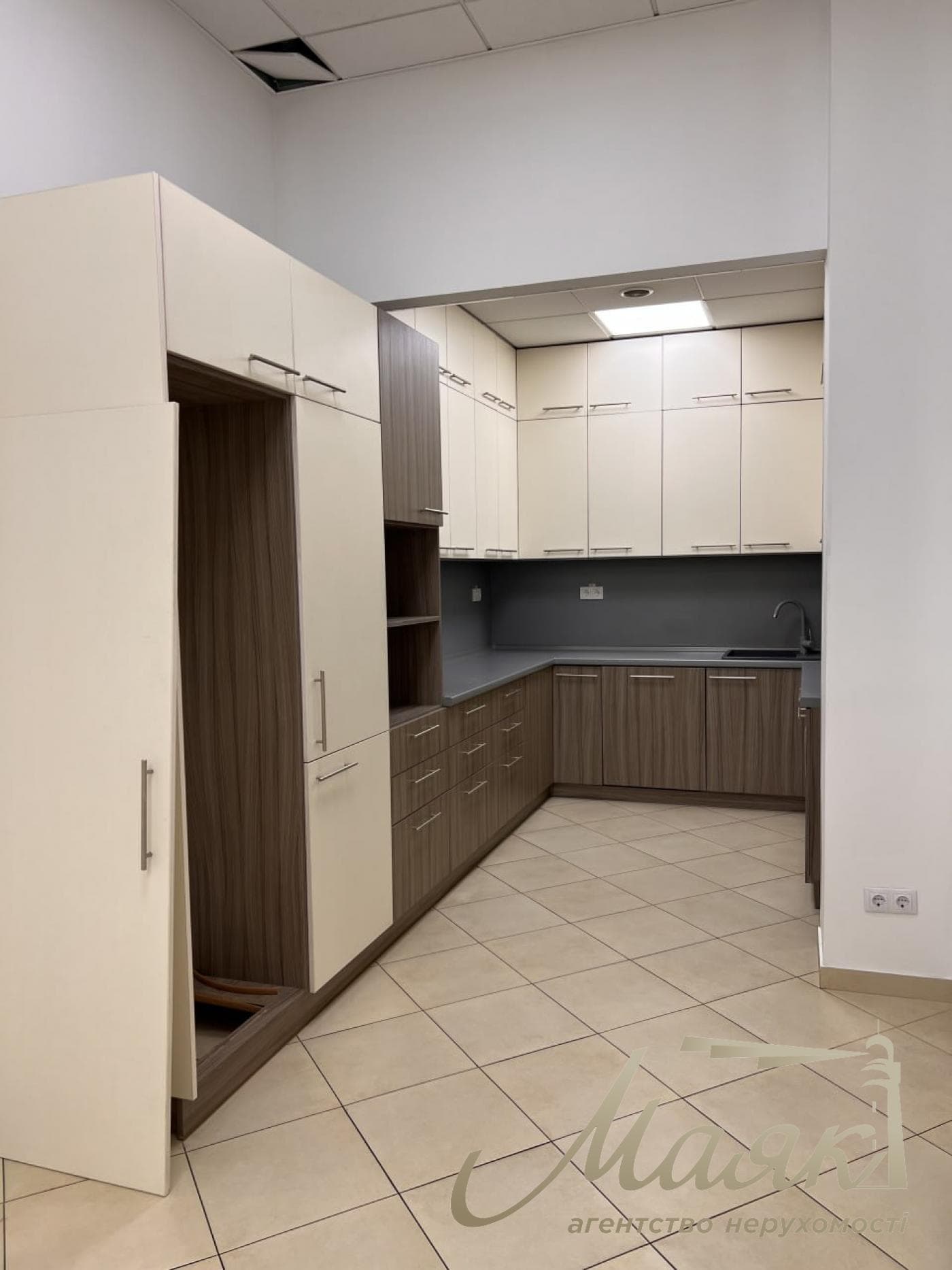 Оренда офісу 530м2 в БЦ Карат, вулиця Жилянська 110, Центр