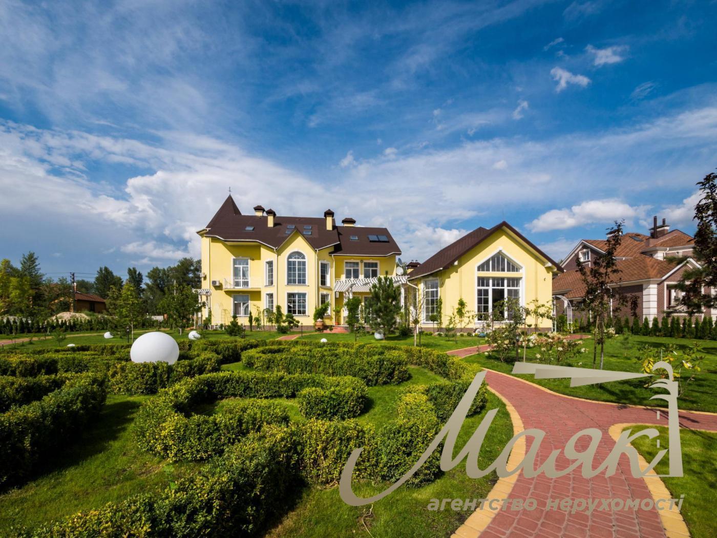 Rent of 3-storey house (840m2) s.Kozin