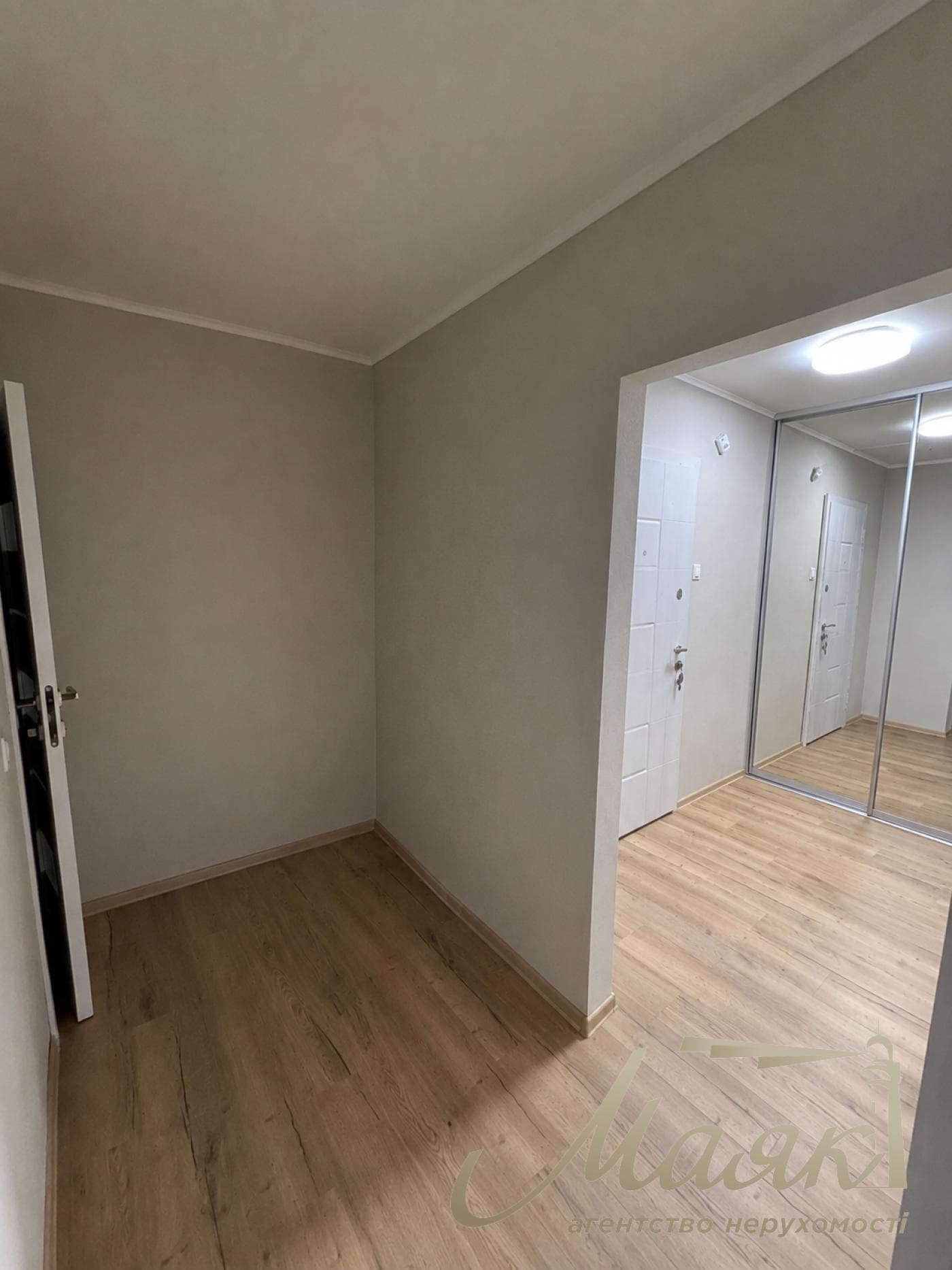 Продаж 1-кімнатної квартири з ремонтом у ЖК The Lakes, Голосіївський район, провулок Ясинуватський, Деміївка, Київ