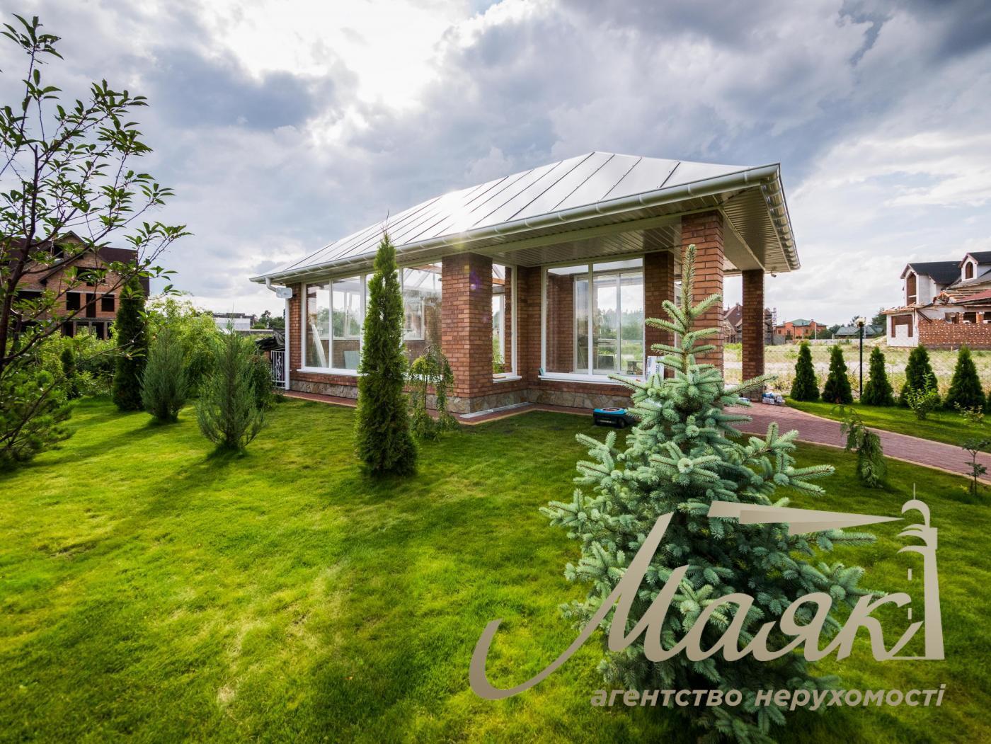 Rent of 3-storey house (840m2) s.Kozin