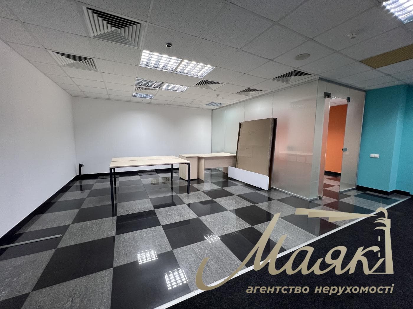 Оренда офісу в бізнес-центрі «Леонардо» площею 195 м² на вул. Богдана Хмельницького