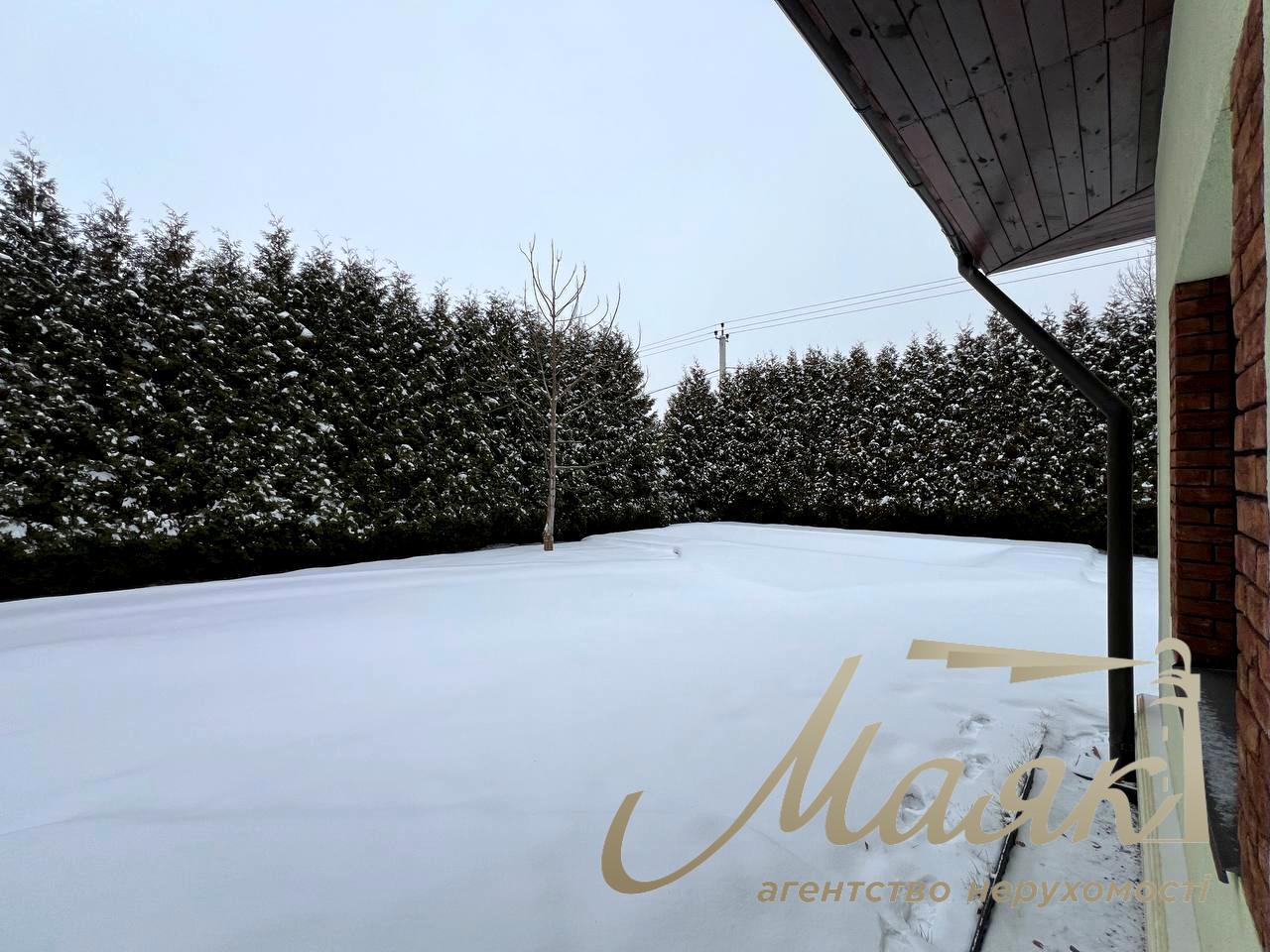 For sale house 303 m² in the center of the village Romankova, 12 sotok, with repair, Obukhiv direction, Kiev region.