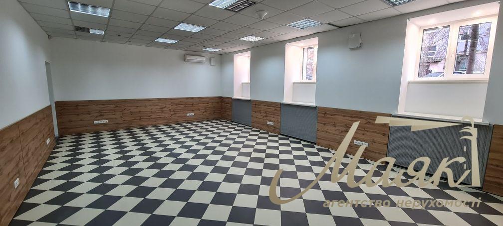 Оренда фасадного приміщення 150 м2 на Подолі, Оболенська 9