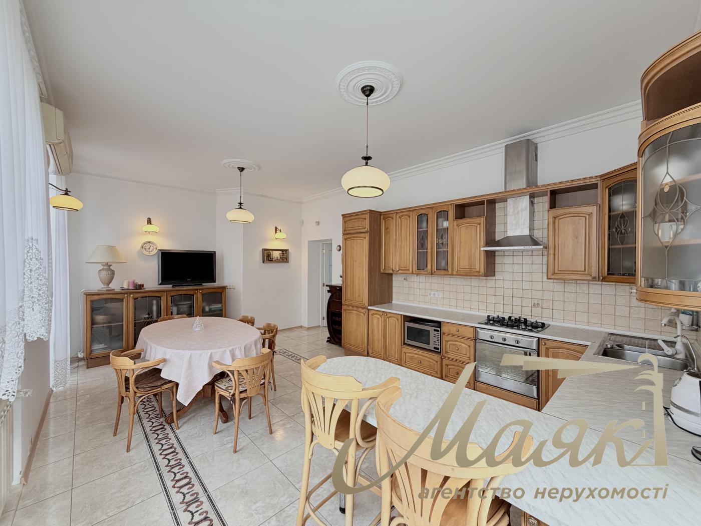 Rent 3-storey house 492,7m2, Lesniki