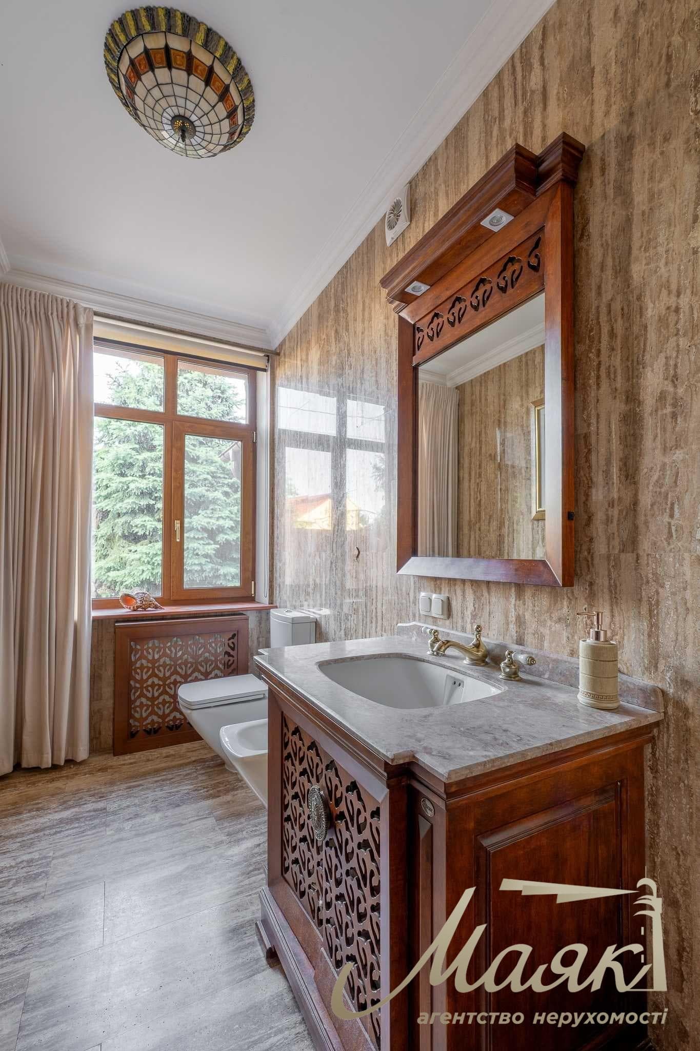 Продаж будинку/сімейної садиби площею 450 м² (2 будинки загальною площею 580 м²), земельна ділянка площею 30 соток, Чапраївка/Віта Литовська, м. Київ, Голосіївський район, 15 хвилин від станції метро «Видубичі»