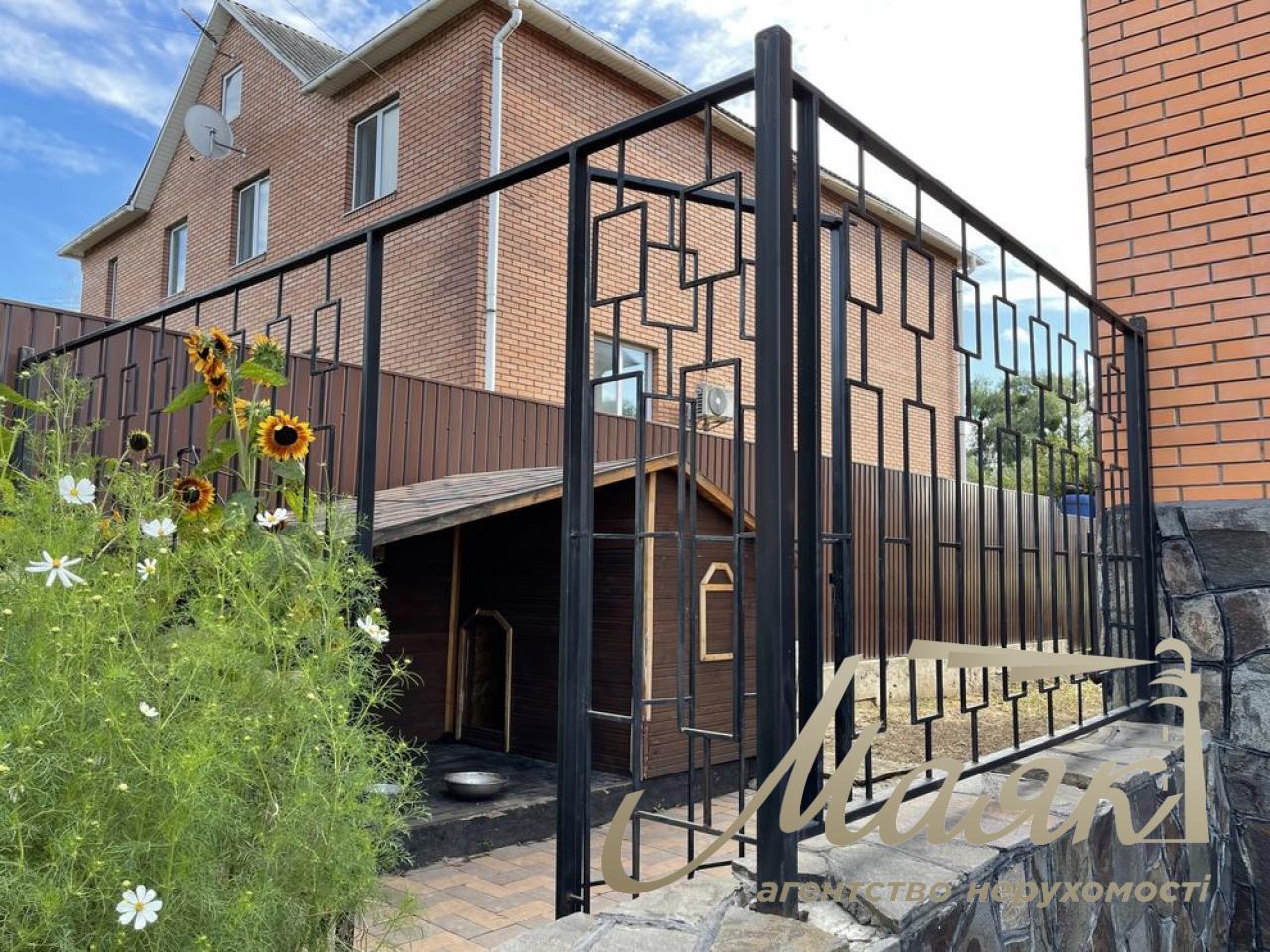 Продаж будинку 360 м2 у Жулянах з ділянкою 15 соток вул.,.Нова