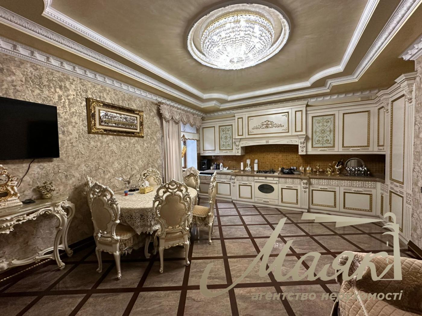 We offer for sale a luxurious house in Petropavlovska Borschagovka, Kiev, just 3 minutes from the city.