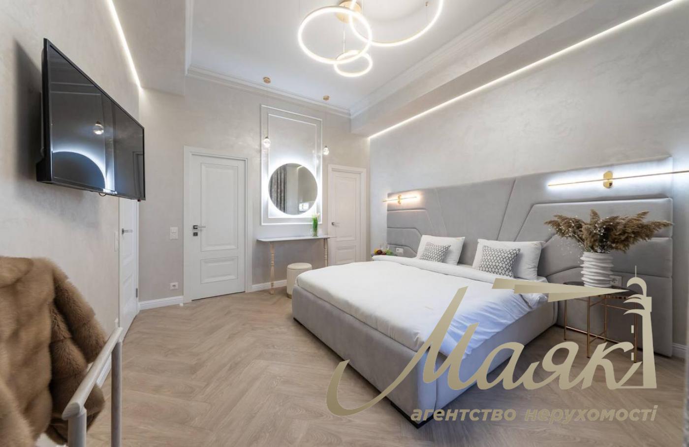 Rent a 4-room apartment on Khreshchatyk
