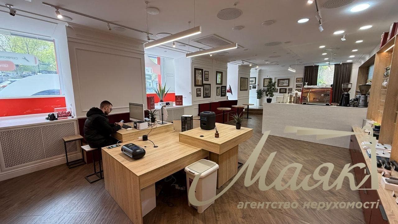 Оренда фасадного приміщення (174м2) у центрі Києва, б-р Лесі Українки 3, Печерський район