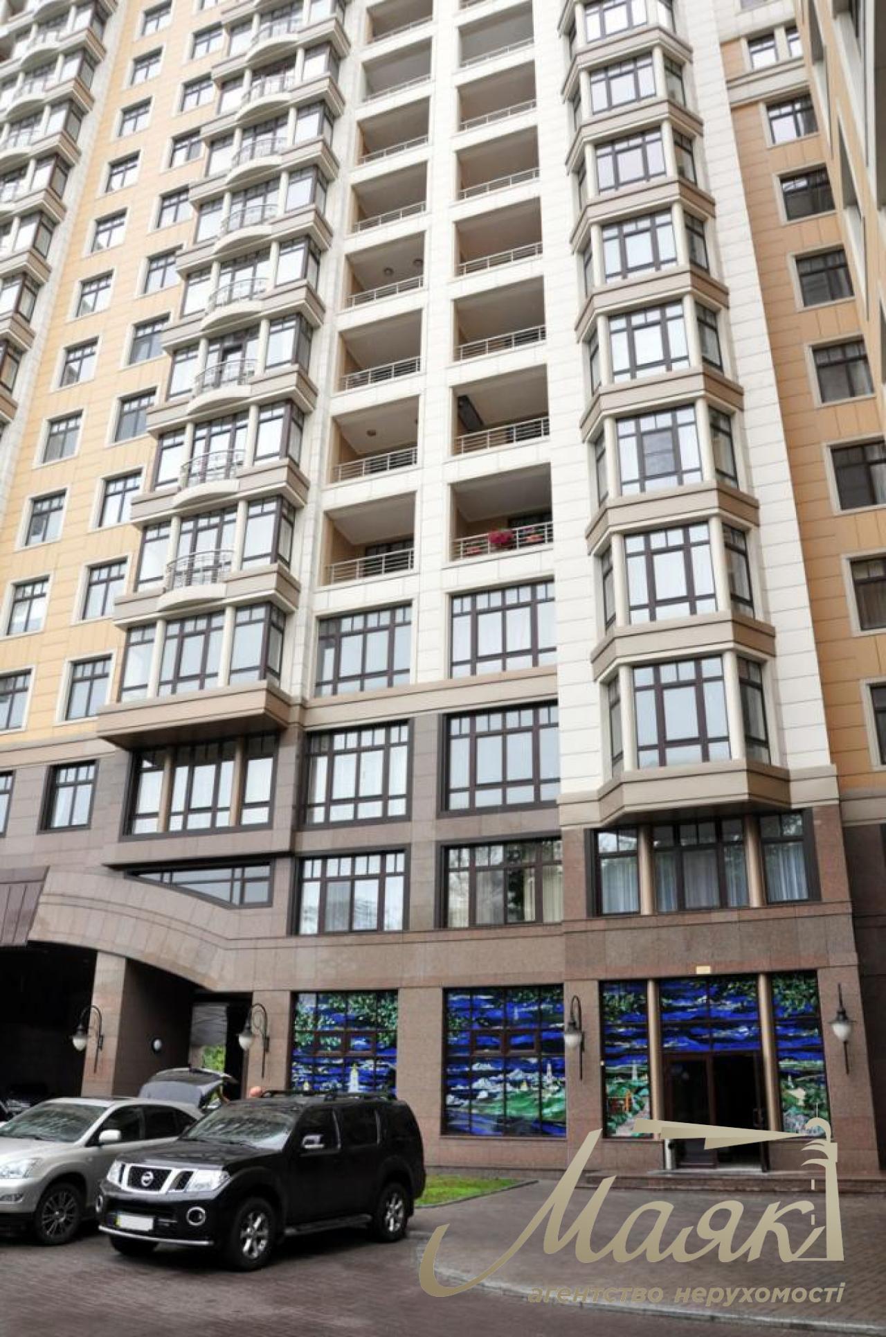 For sale is a respectable office of 178 sq.m. near Mariinsky Park on Grushevskogo Street 9A!