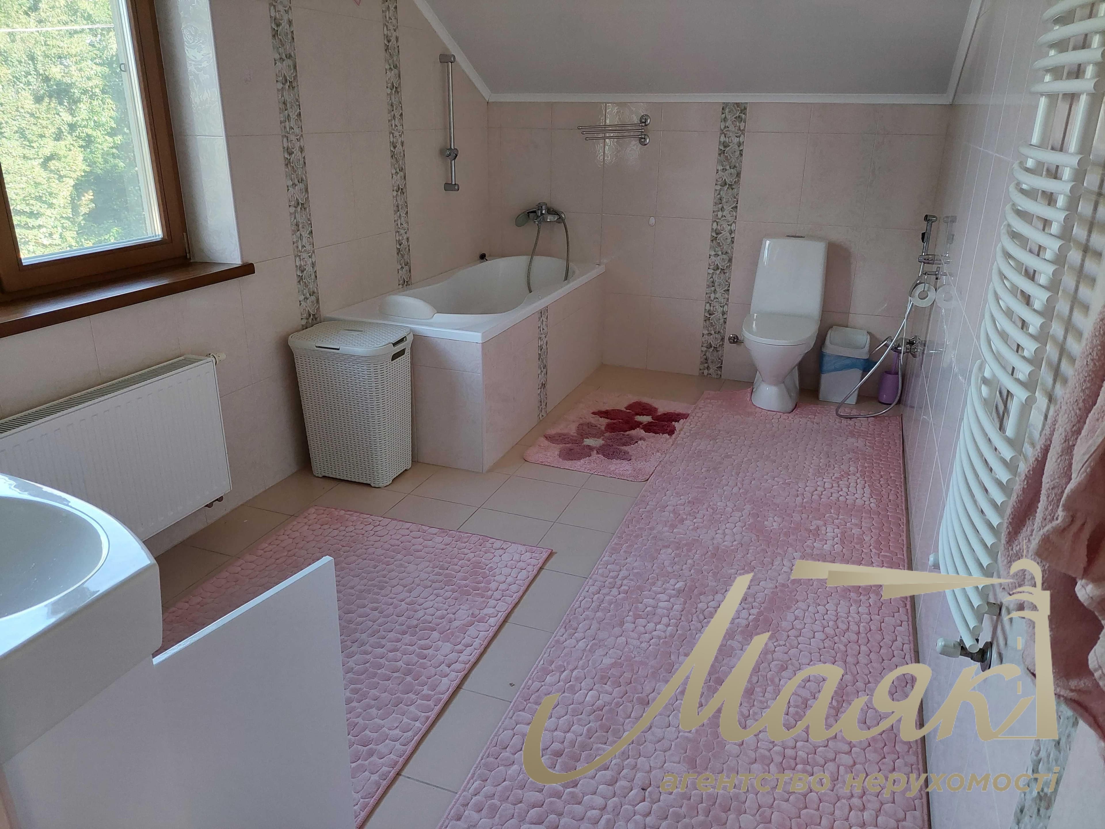 Оренда 3-поверхового котеджу (650 м²) з виходом до води, пляжем та басейном на 20 сотках
