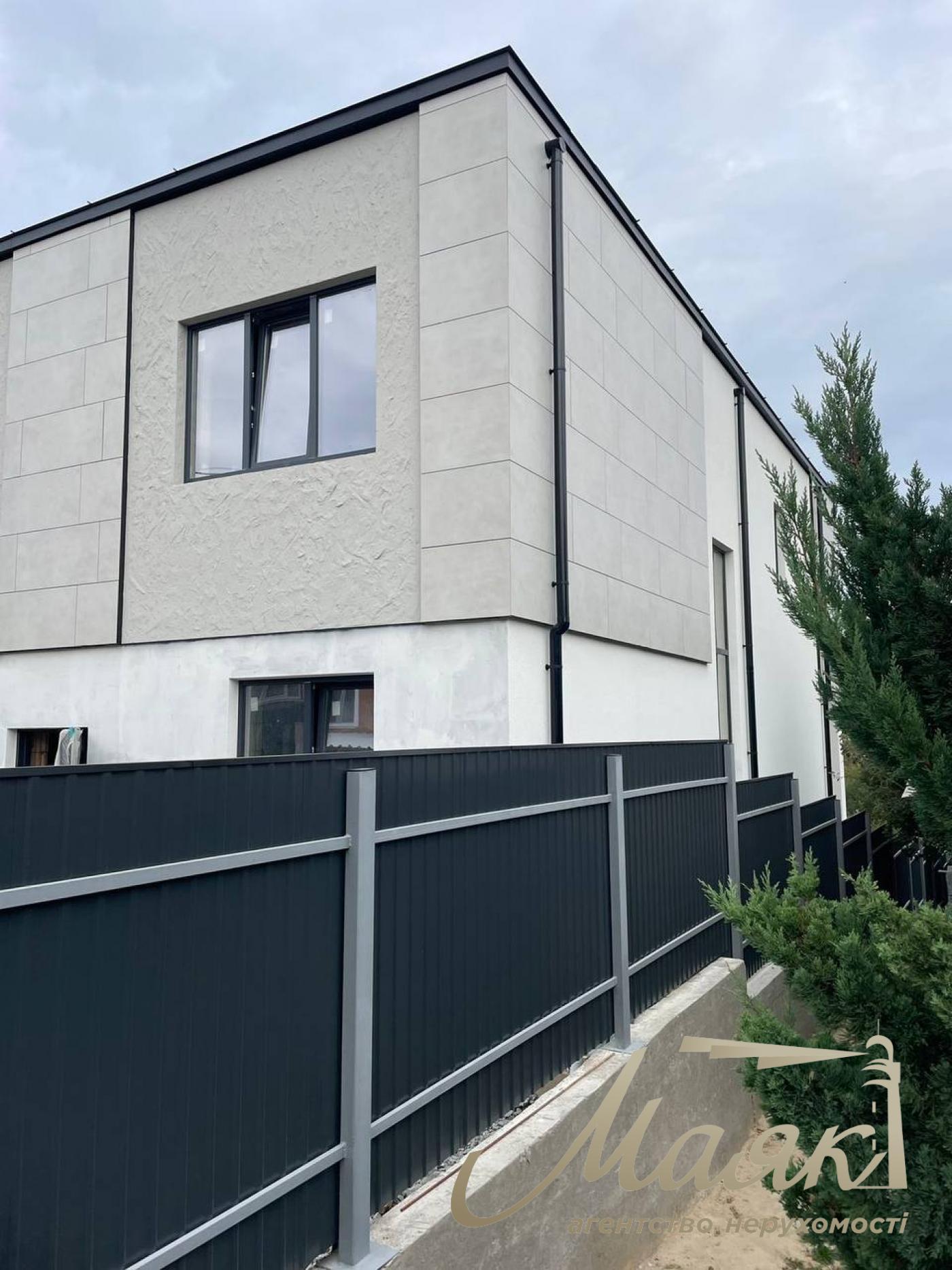 Продаж будинку з бомбосховищем у стилі Hi-Tech у Голосіївському районі